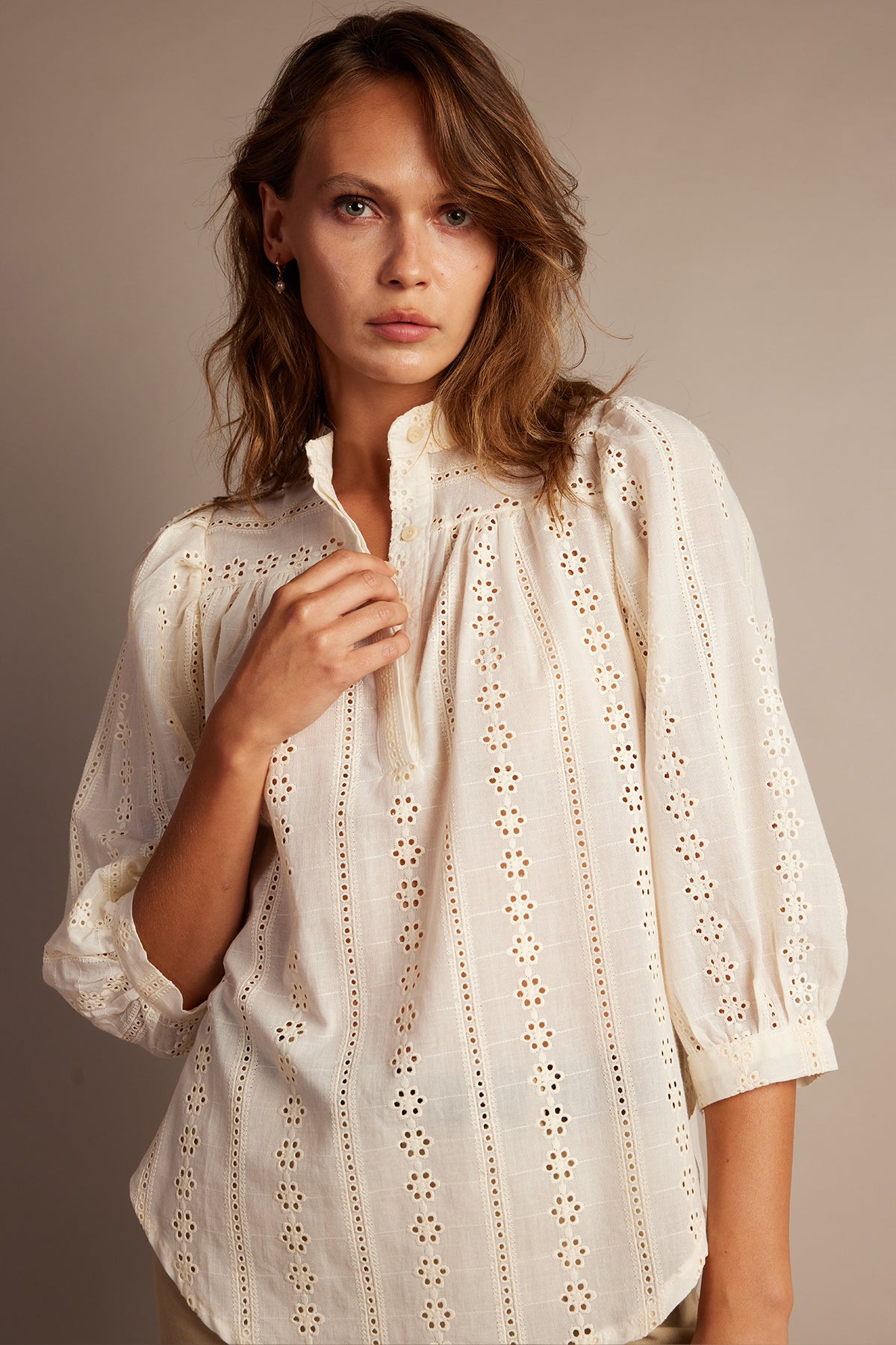 JANE HAKİM YAKA DELİK İŞİ BLUZ