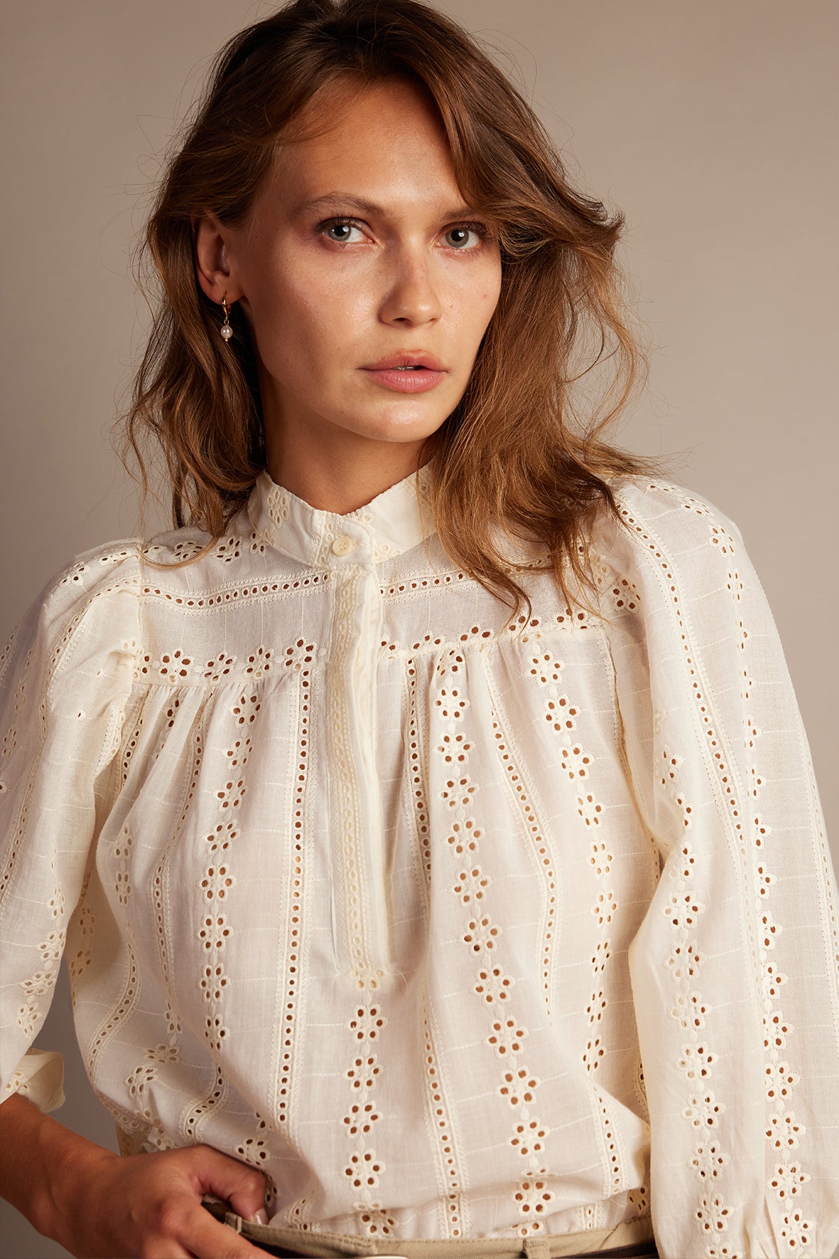 JANE HAKİM YAKA DELİK İŞİ BLUZ