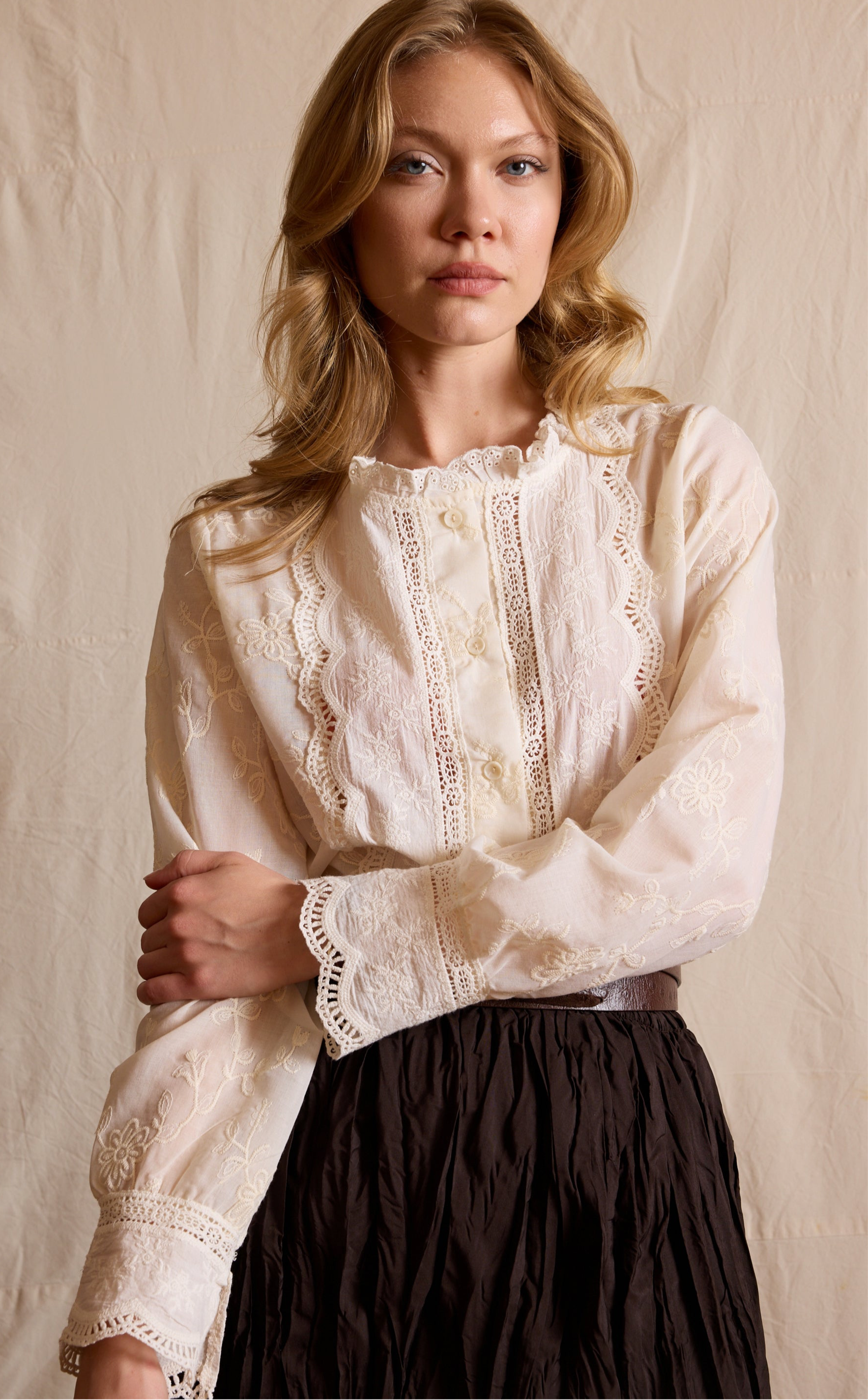 MARIA DANTEL DETAYLI FIRFIRLI PAMUK GOMLEK BEIGE