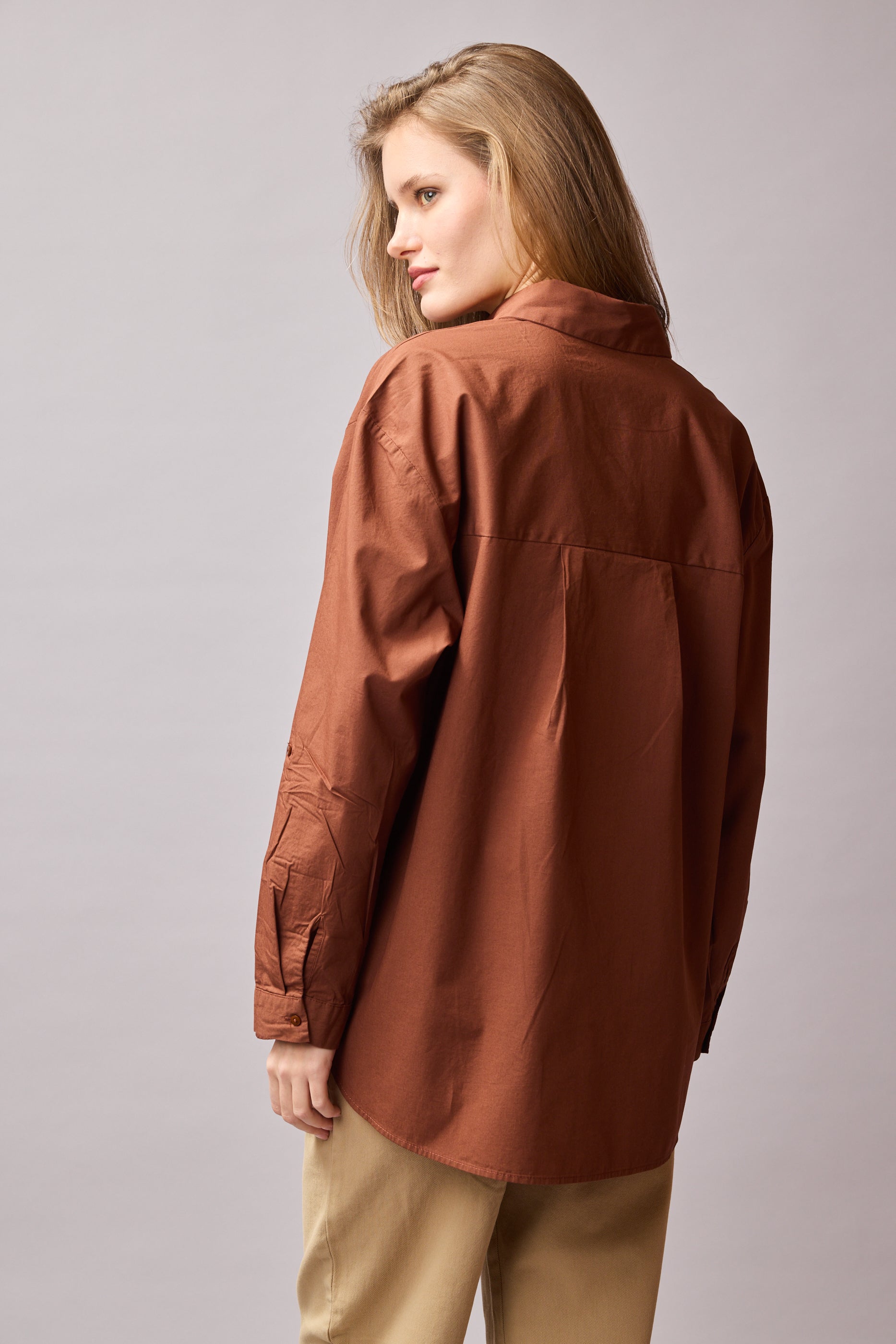 KLASIK YAKA OVERSIZE CEPLI GOMLEK KAHVE