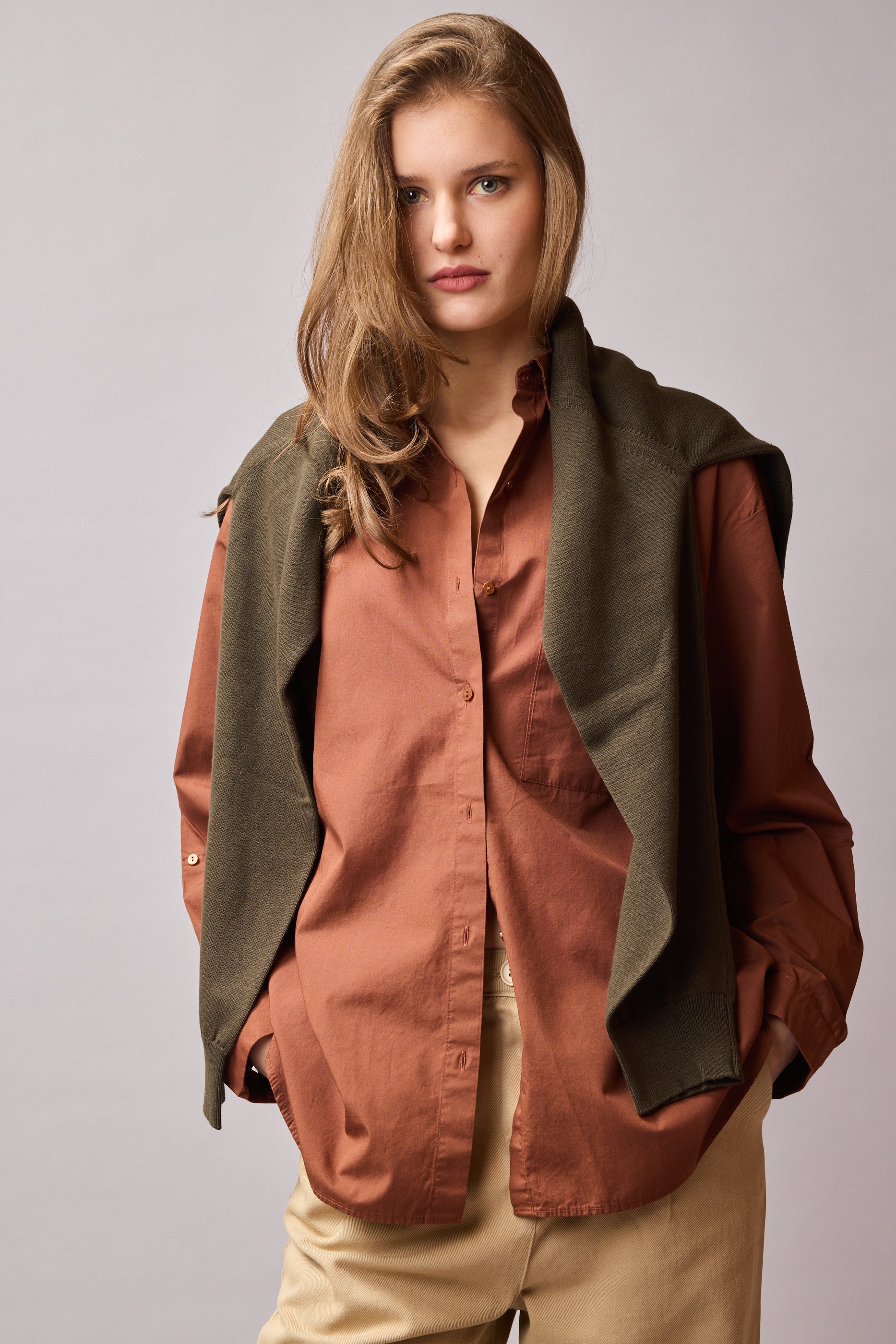 KLASIK YAKA OVERSIZE CEPLI GOMLEK KAHVE