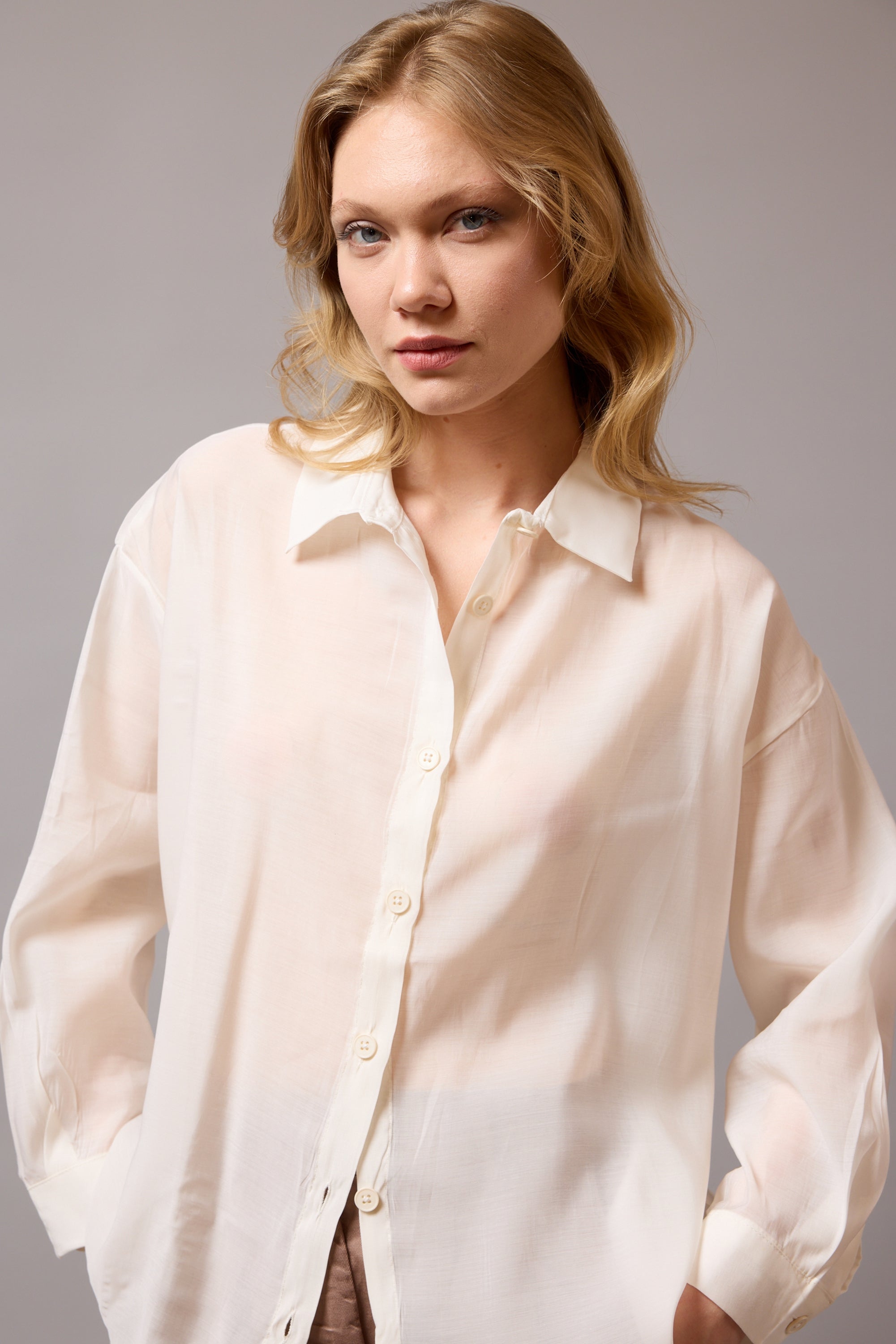 DOKUMLU TENSEL GOMLEK KREM