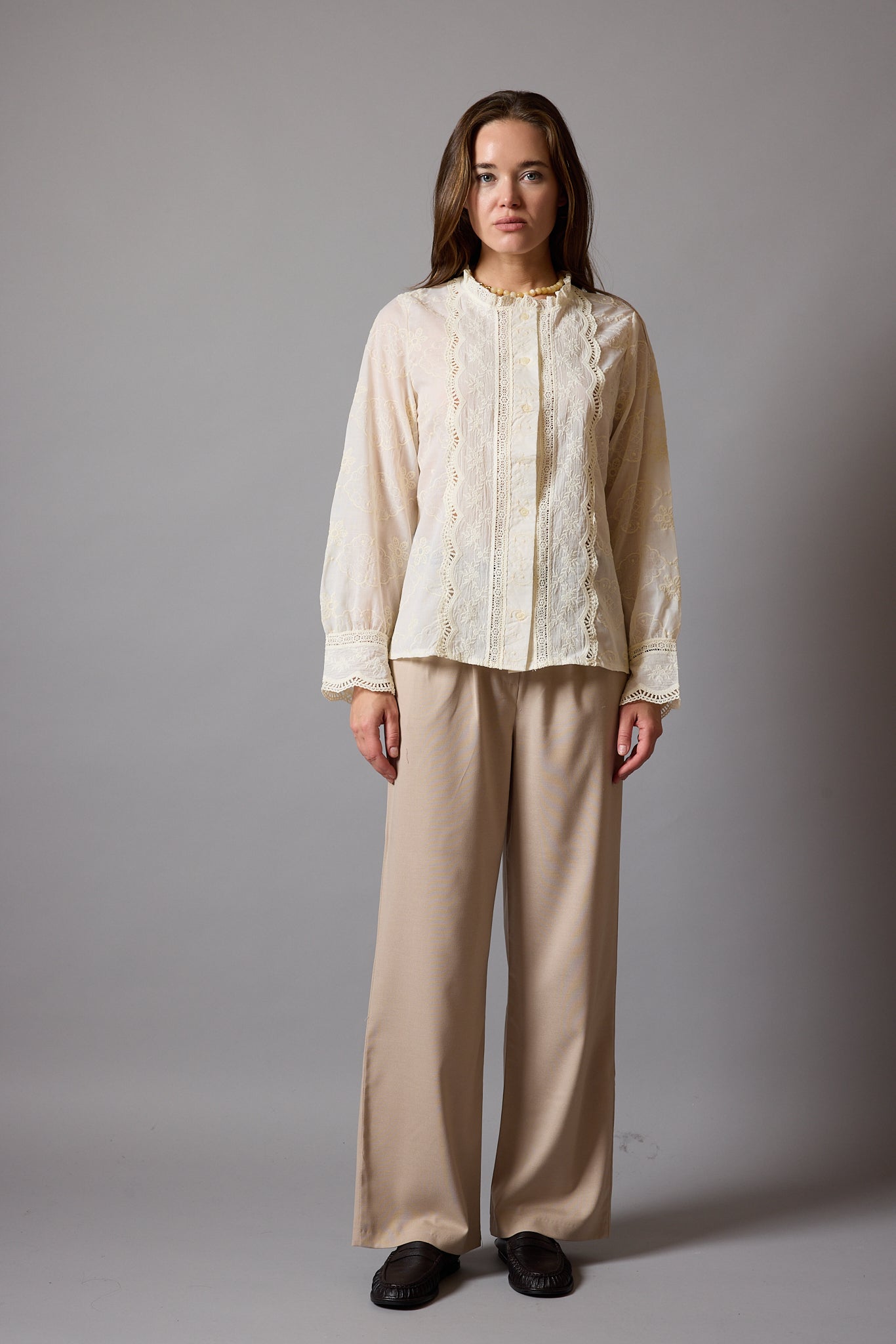 MARIA DANTEL DETAYLI FIRFIRLI PAMUK GOMLEK BEIGE