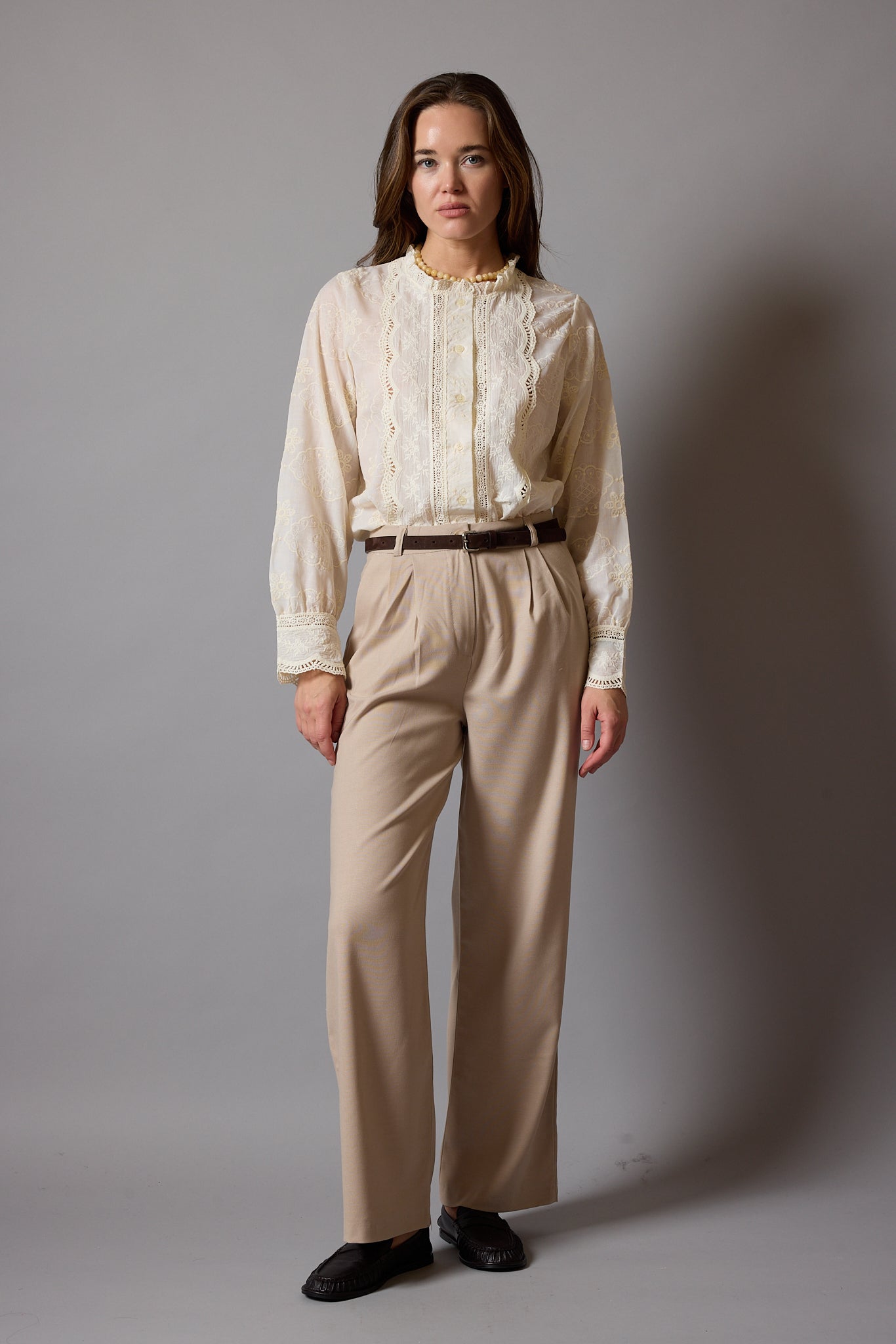 MARIA DANTEL DETAYLI FIRFIRLI PAMUK GOMLEK BEIGE