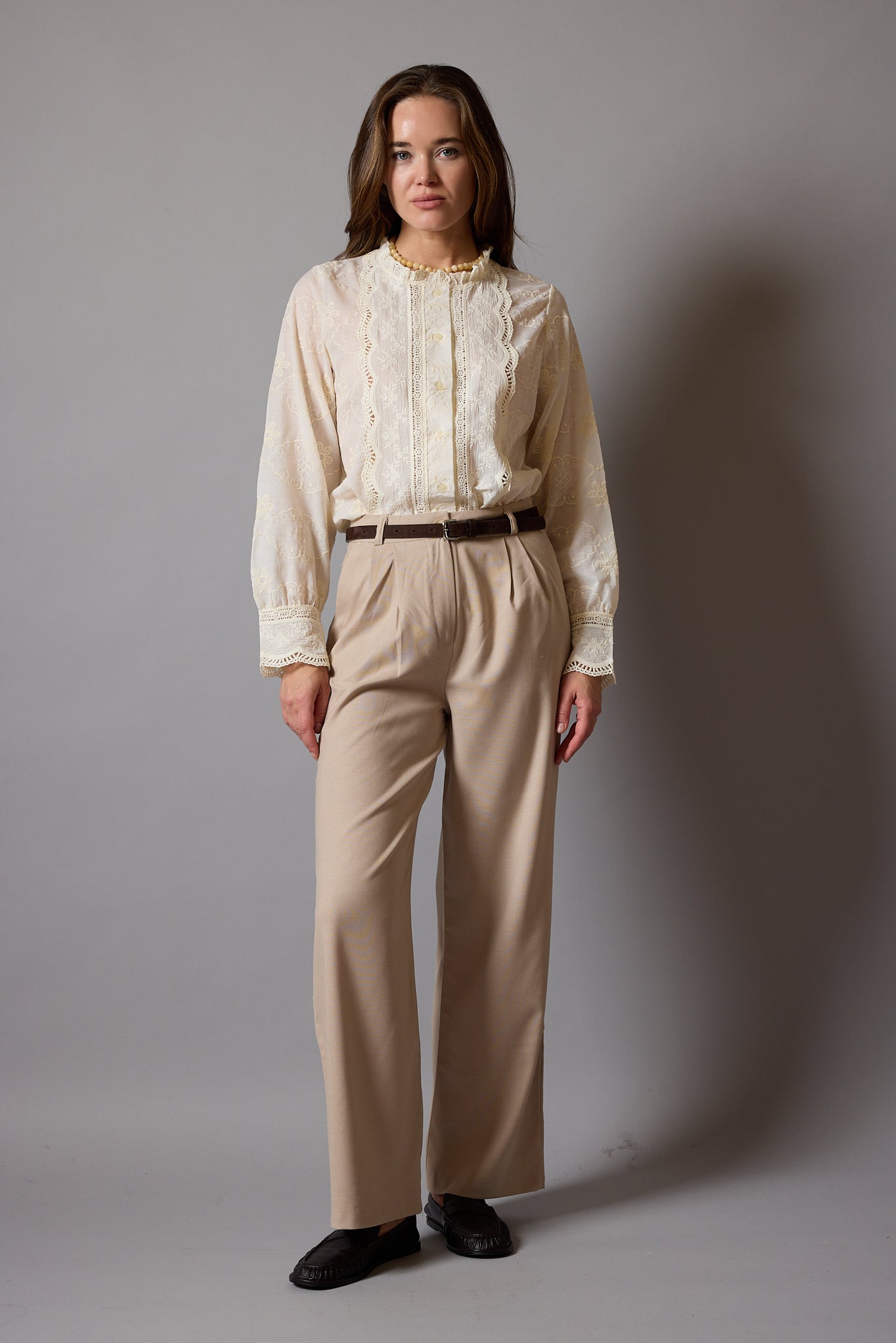 MARIA DANTEL DETAYLI FIRFIRLI PAMUK GOMLEK BEIGE