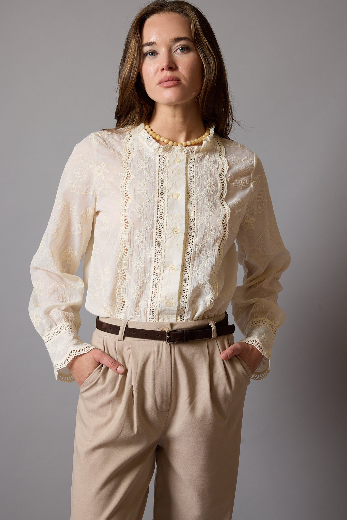 MARIA DANTEL DETAYLI FIRFIRLI PAMUK GOMLEK BEIGE