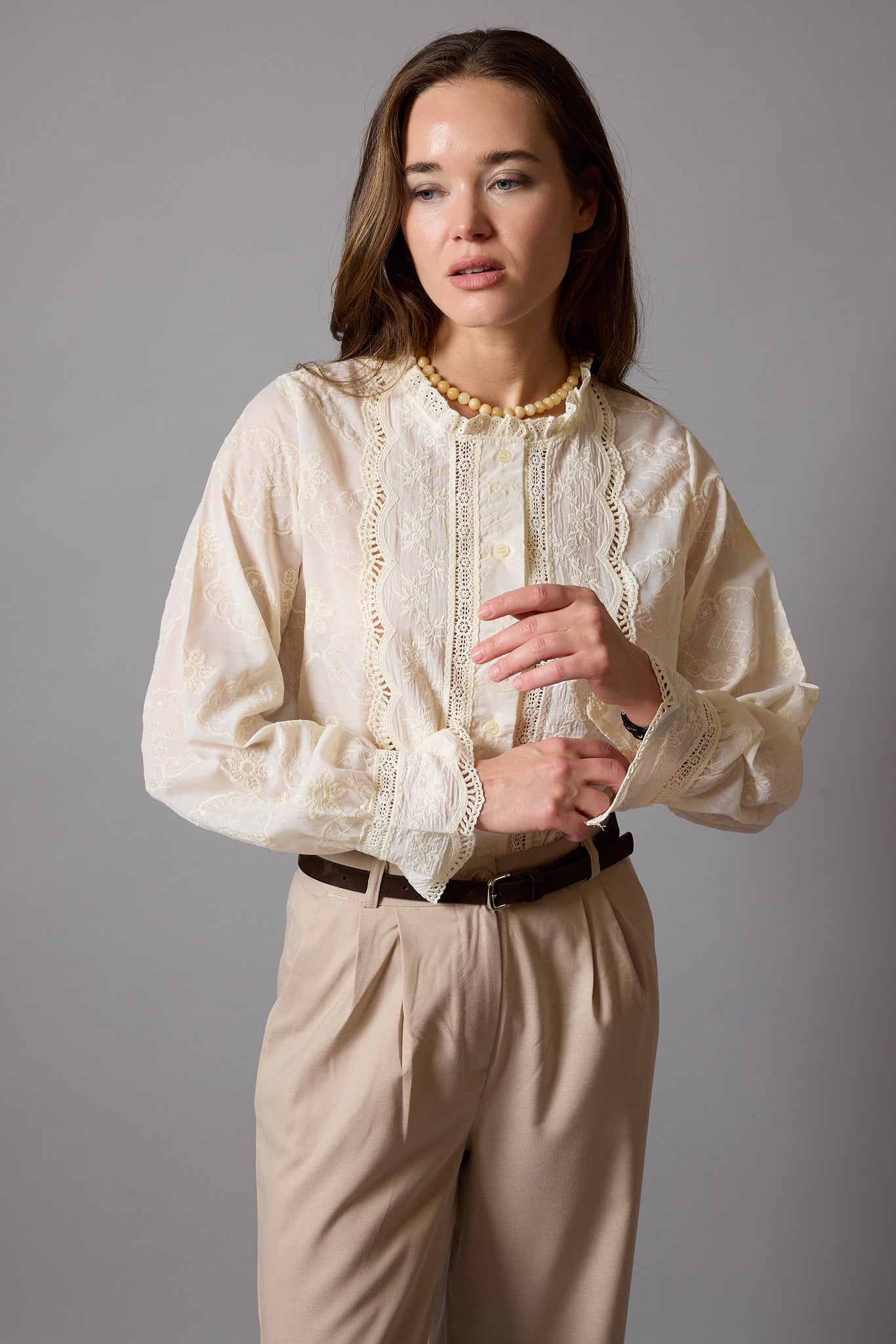 MARIA DANTEL DETAYLI FIRFIRLI PAMUK GOMLEK BEIGE