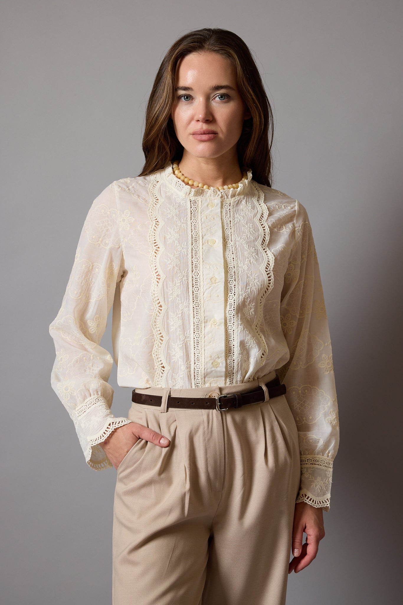 MARIA DANTEL DETAYLI FIRFIRLI PAMUK GOMLEK BEIGE