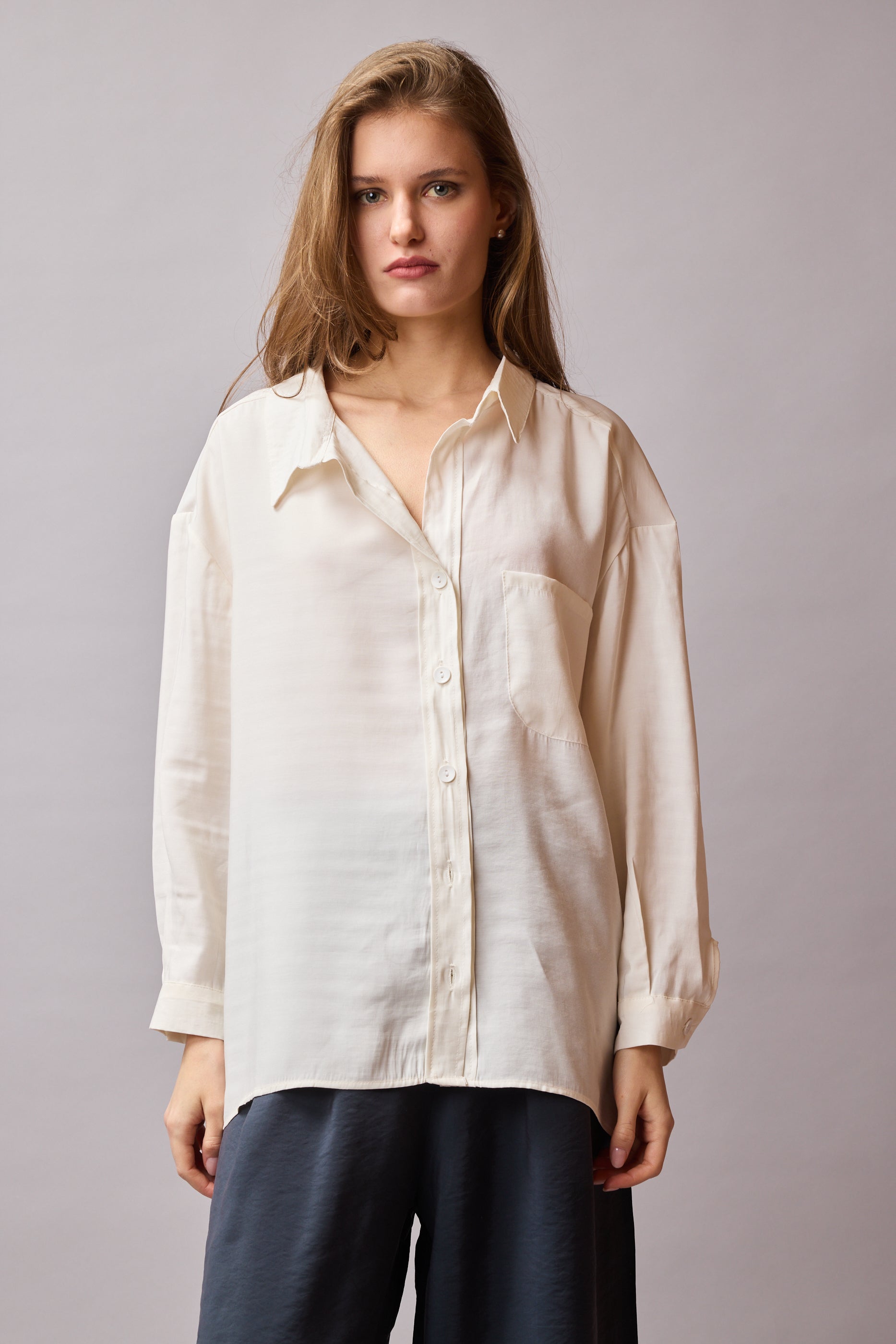 DOKUMLU CEPLI TENSEL GOMLEK KREM