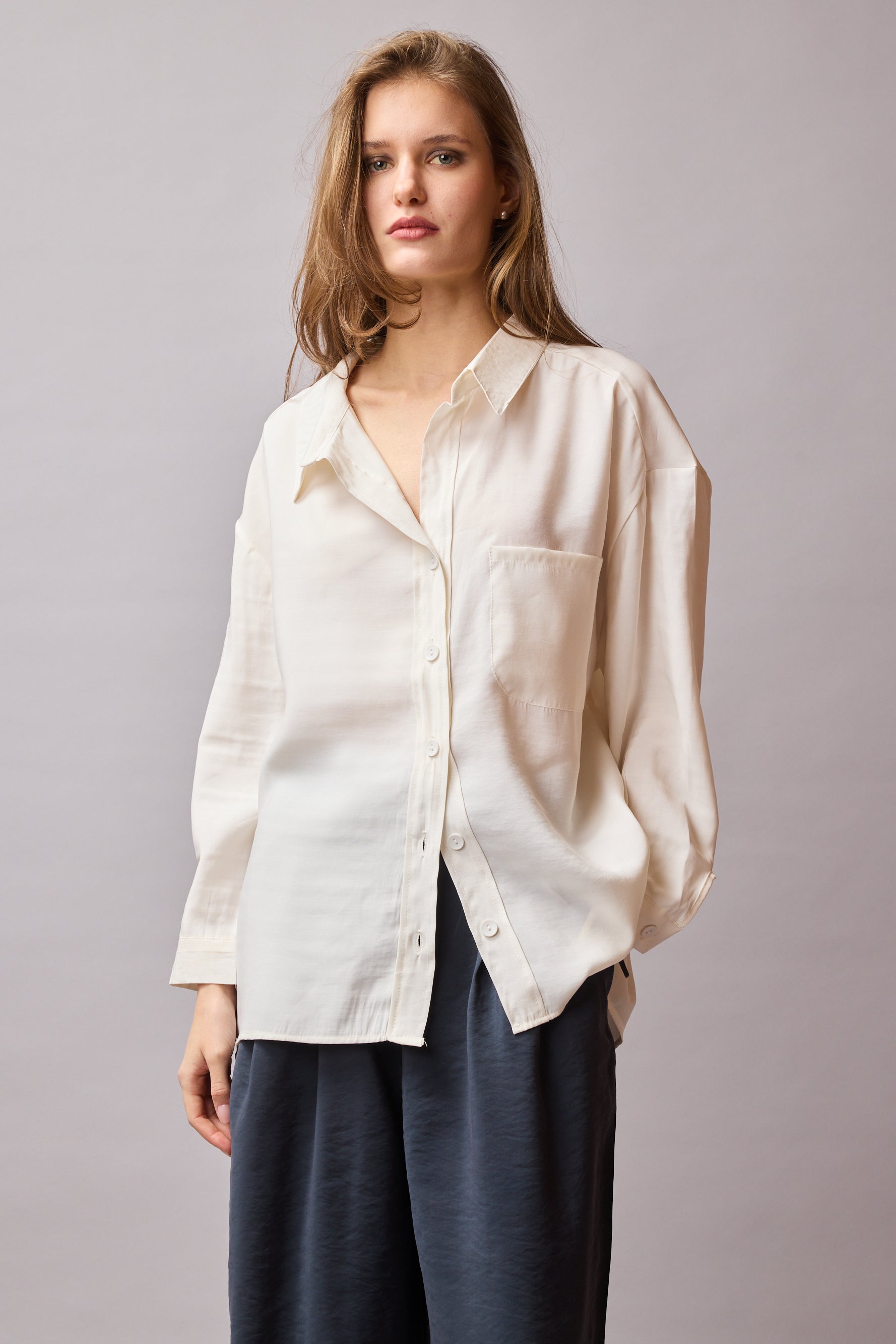 DOKUMLU CEPLI TENSEL GOMLEK KREM