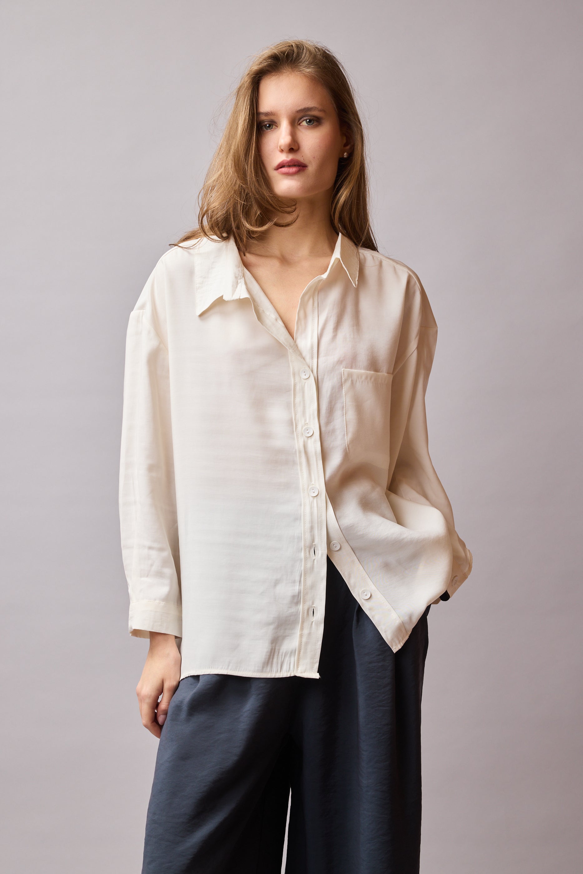 DOKUMLU CEPLI TENSEL GOMLEK KREM