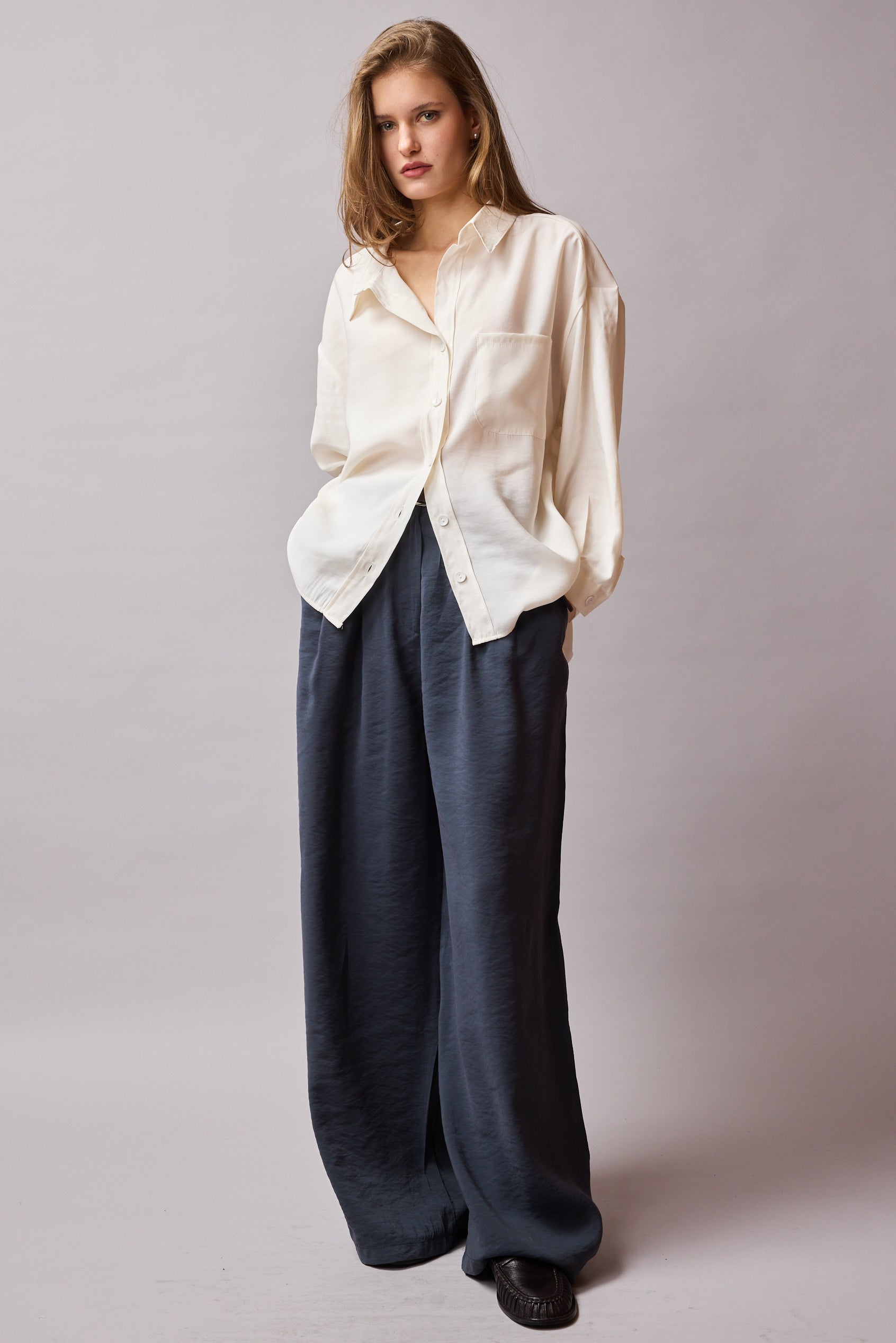 DOKUMLU CEPLI TENSEL GOMLEK KREM