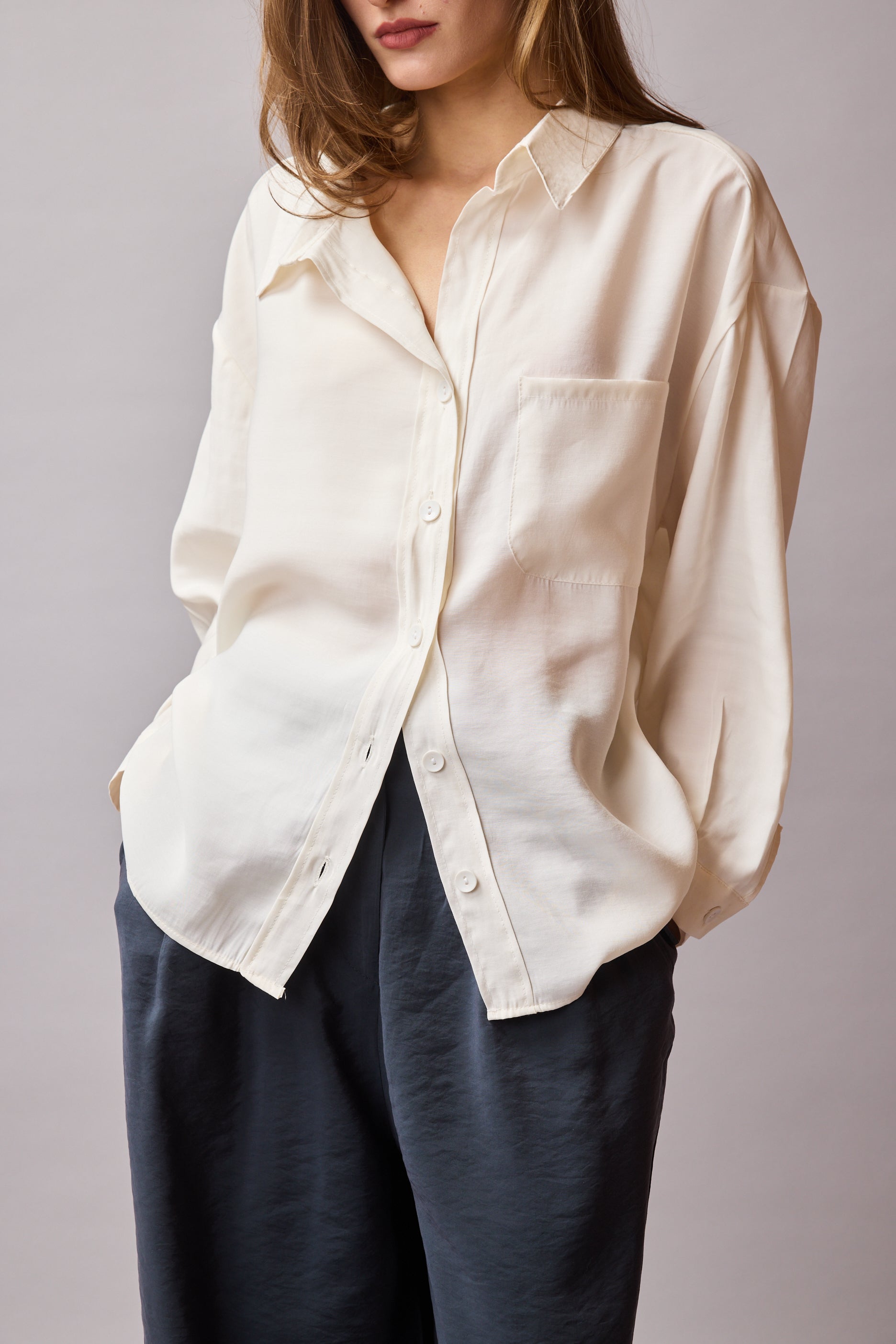 DOKUMLU CEPLI TENSEL GOMLEK KREM