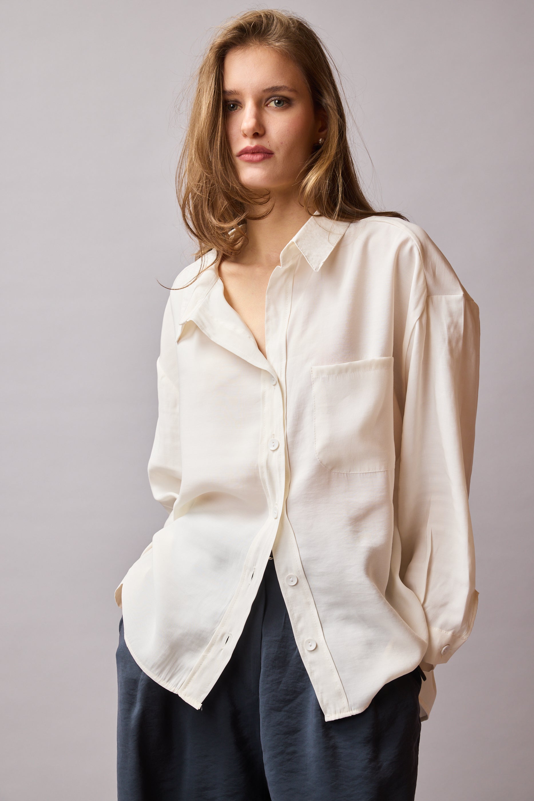 DOKUMLU CEPLI TENSEL GOMLEK KREM