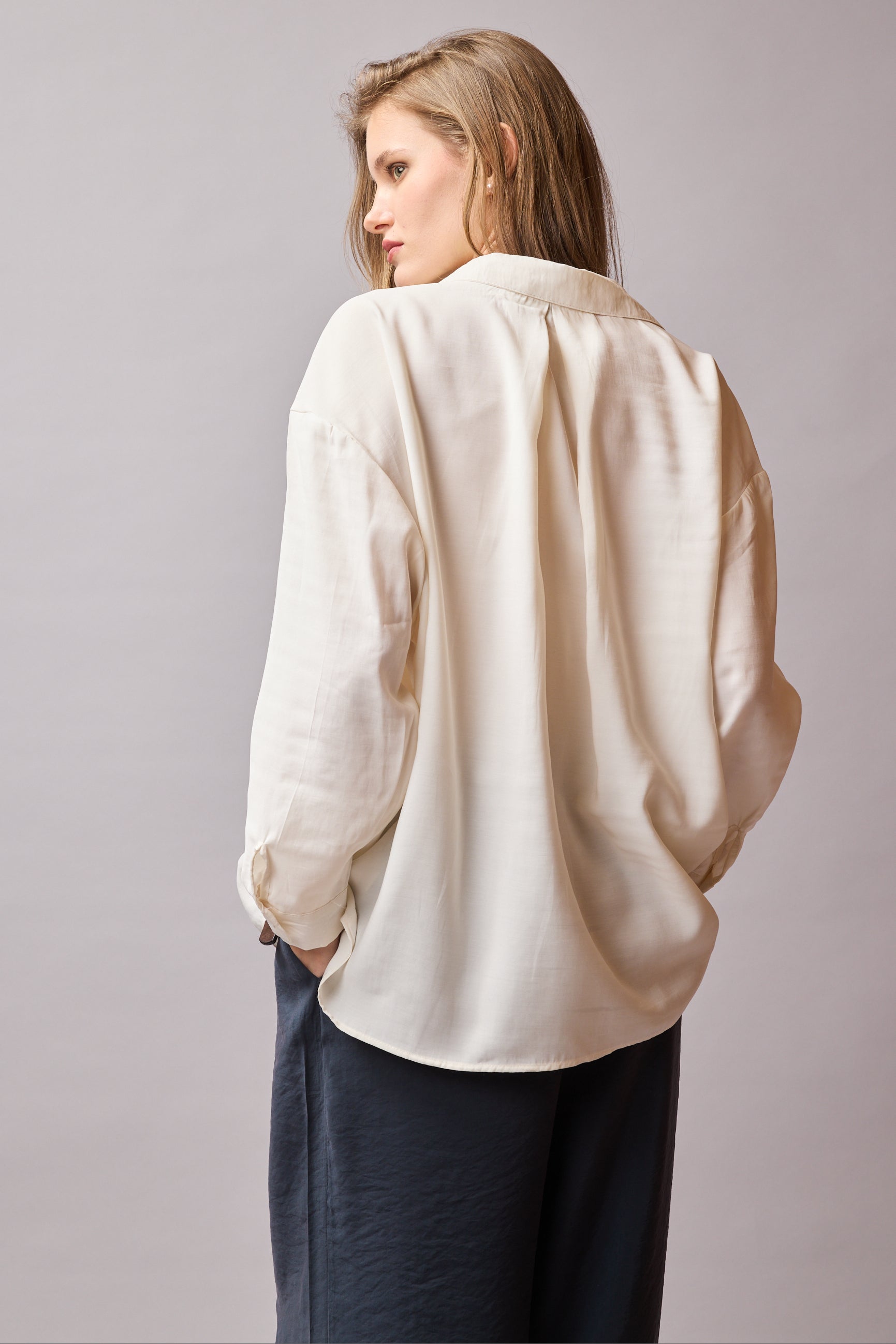 DOKUMLU CEPLI TENSEL GOMLEK KREM