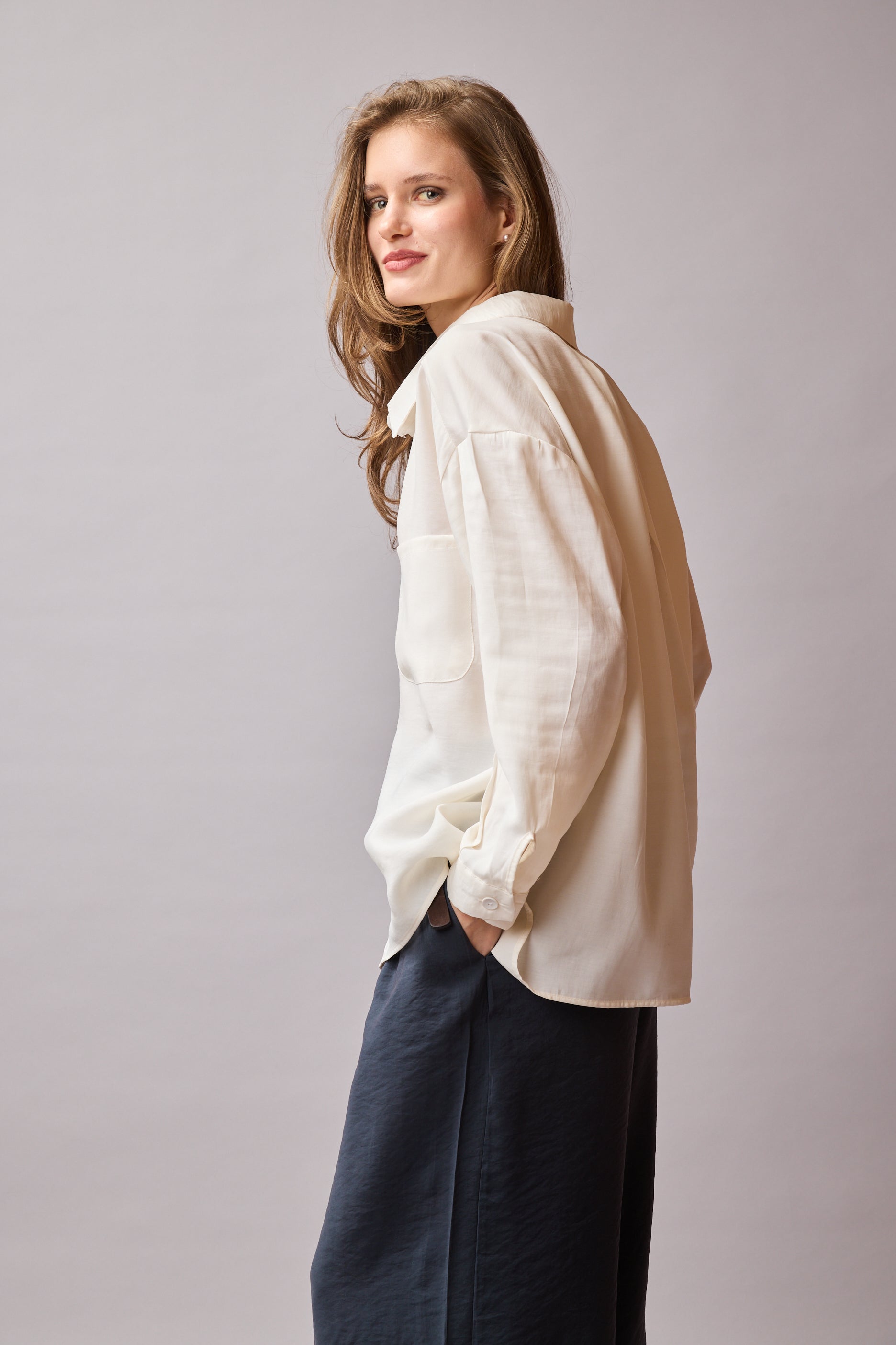 DOKUMLU CEPLI TENSEL GOMLEK KREM