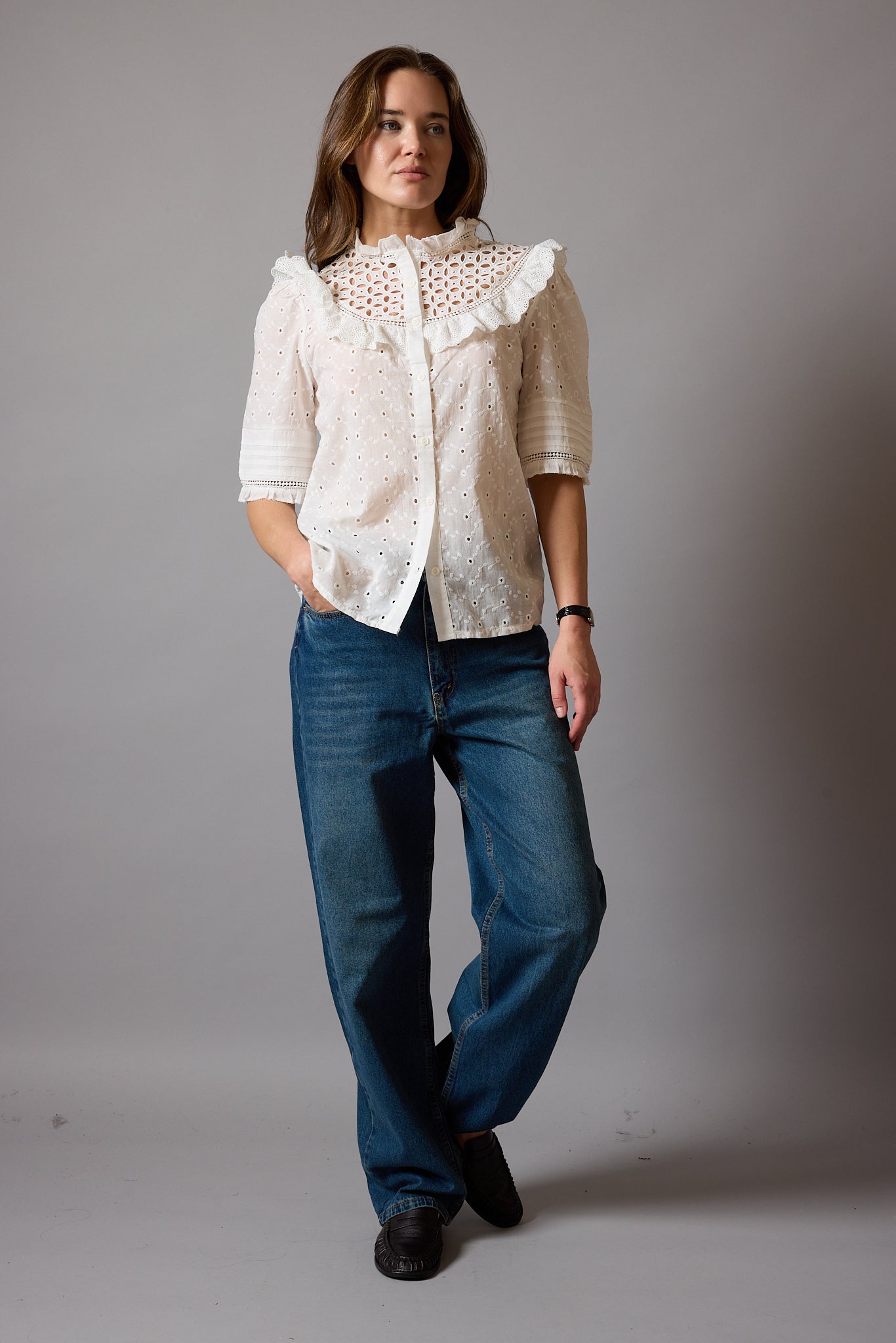 ANNA KARINA NAKISLI DELIK ISI GOMLEK