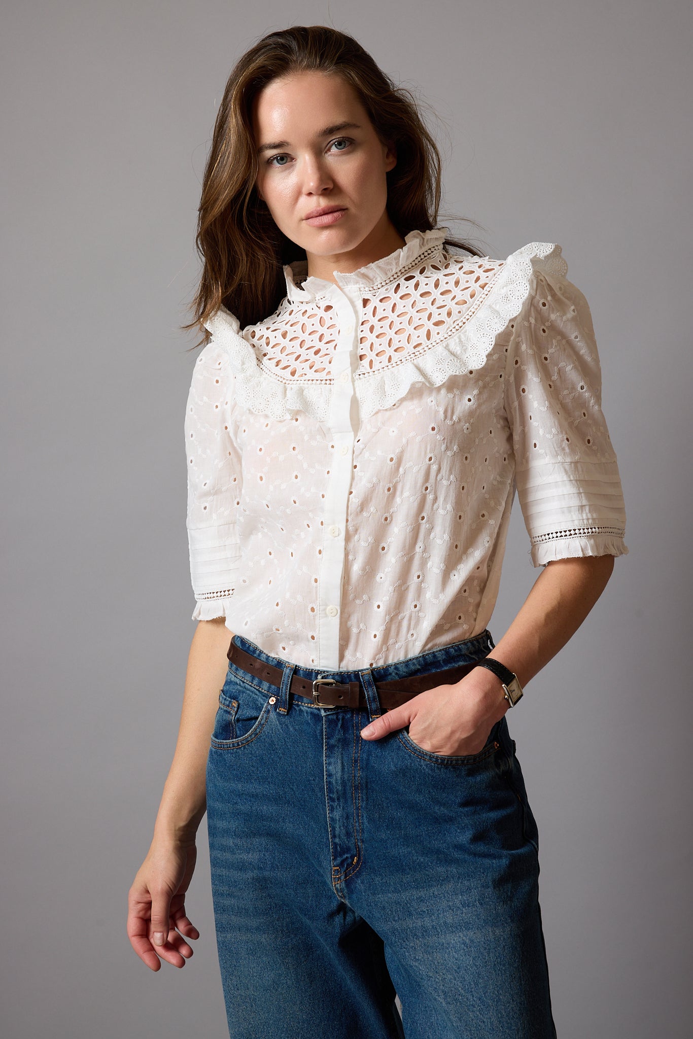 ANNA KARINA NAKISLI DELIK ISI GOMLEK