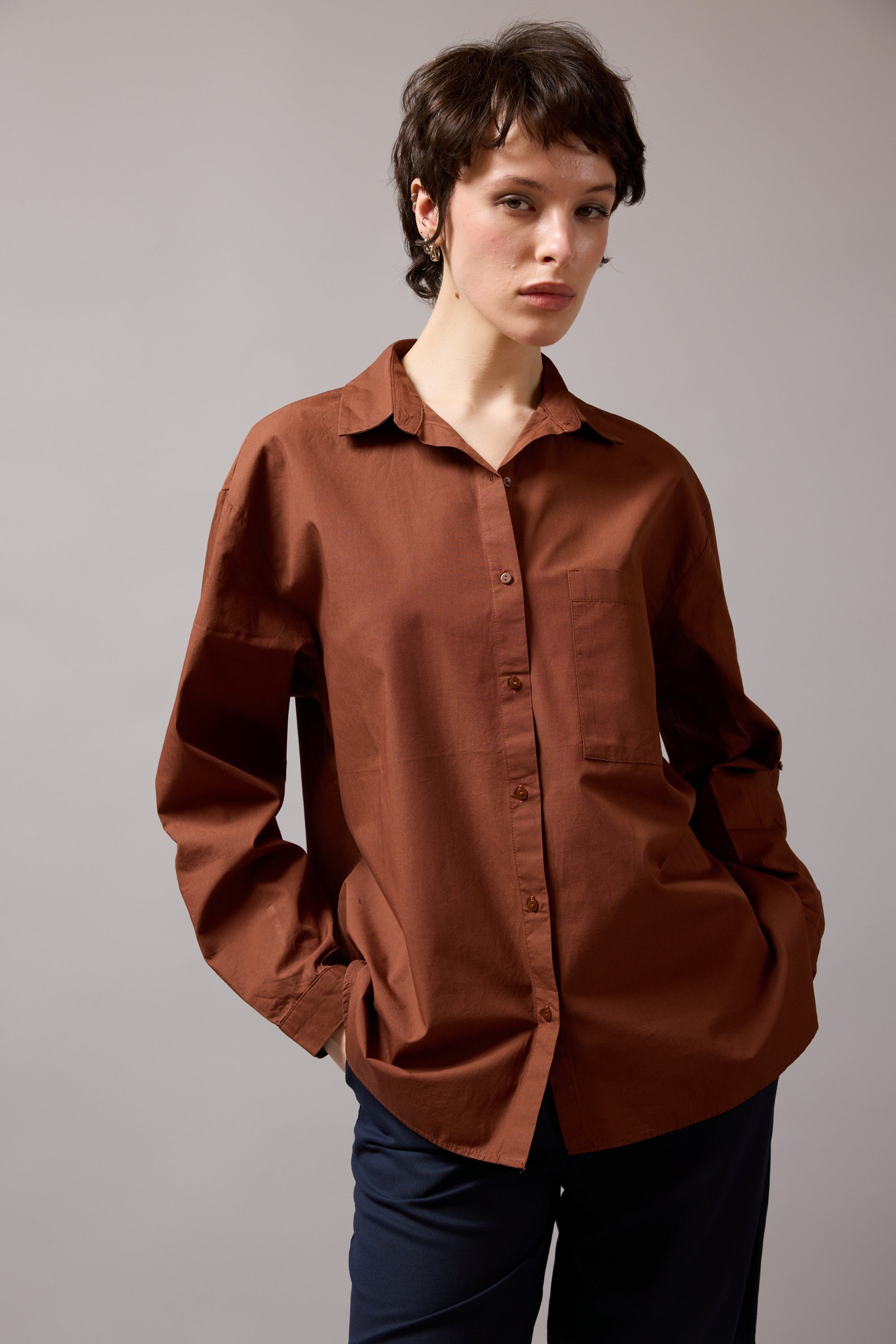 KLASIK YAKA OVERSIZE CEPLI GOMLEK KAHVE