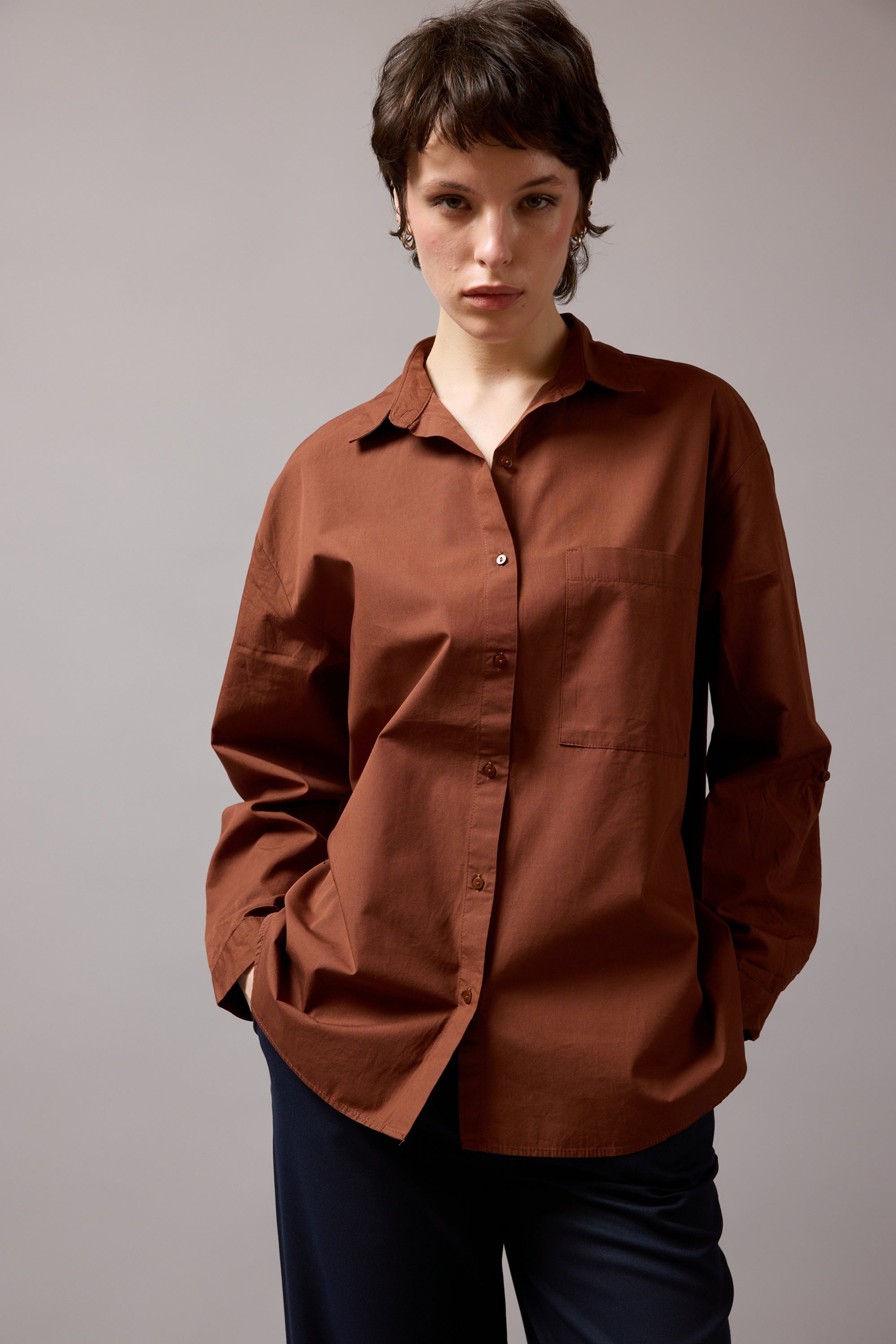 KLASIK YAKA OVERSIZE CEPLI GOMLEK KAHVE