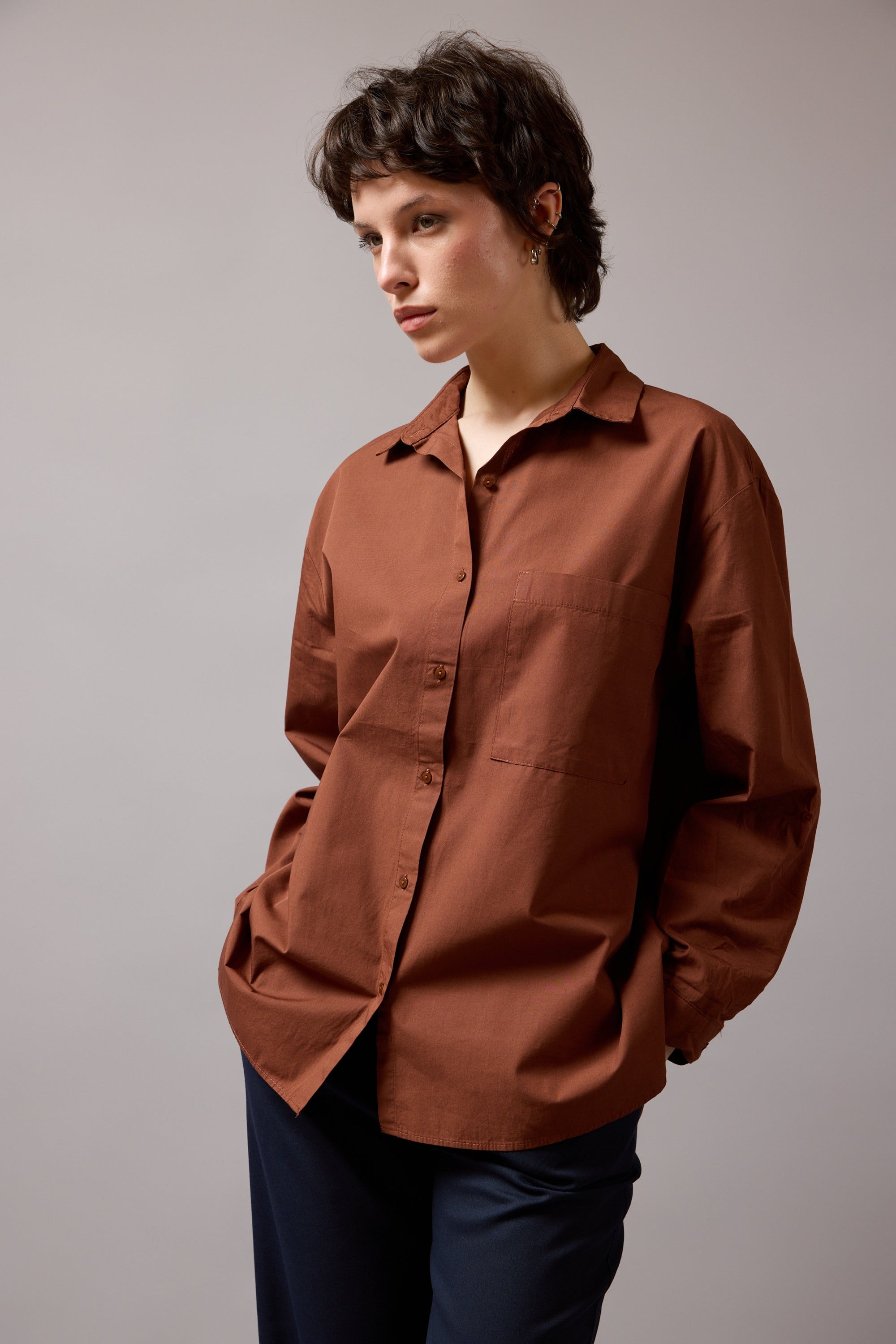 KLASIK YAKA OVERSIZE CEPLI GOMLEK KAHVE