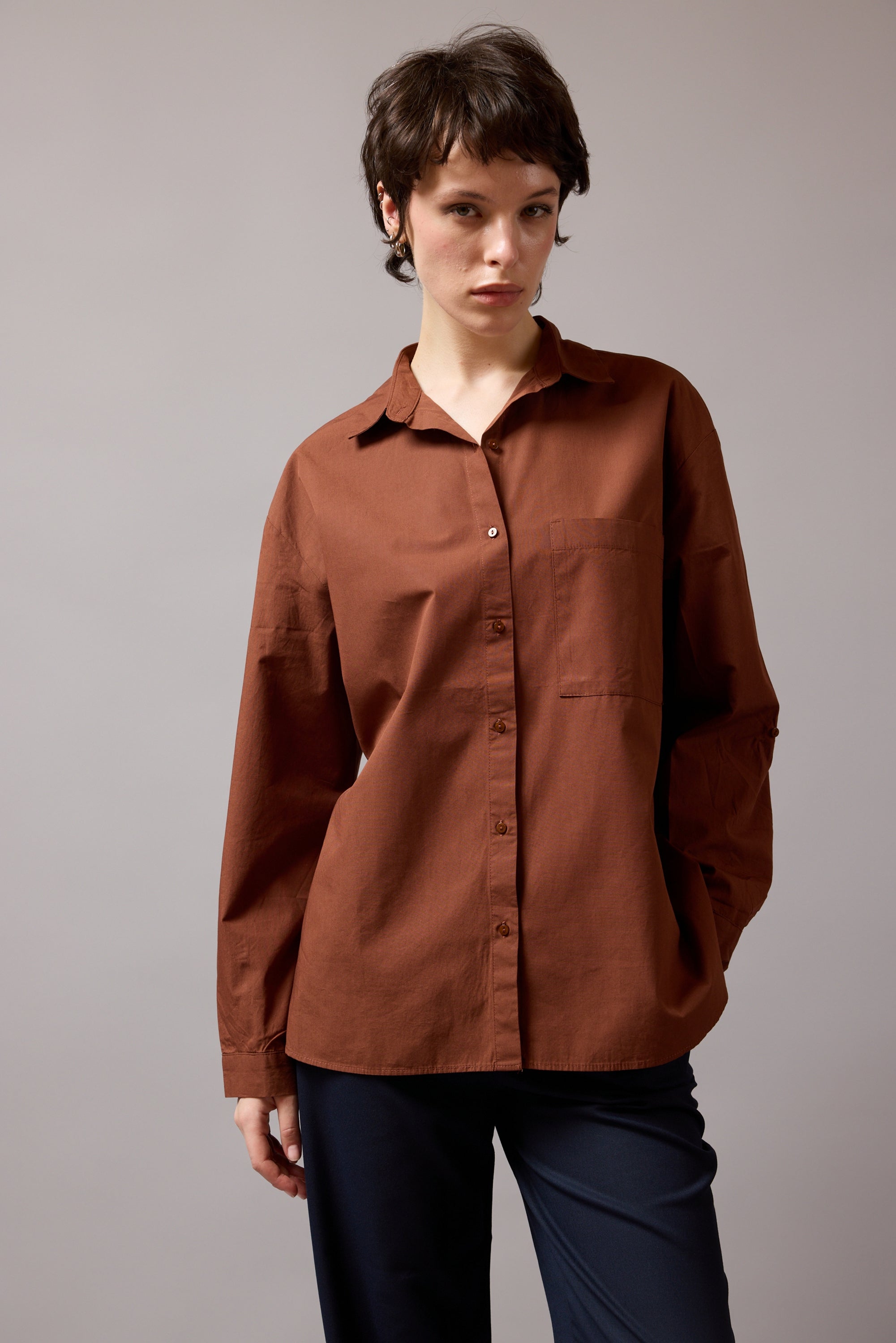 KLASIK YAKA OVERSIZE CEPLI GOMLEK KAHVE