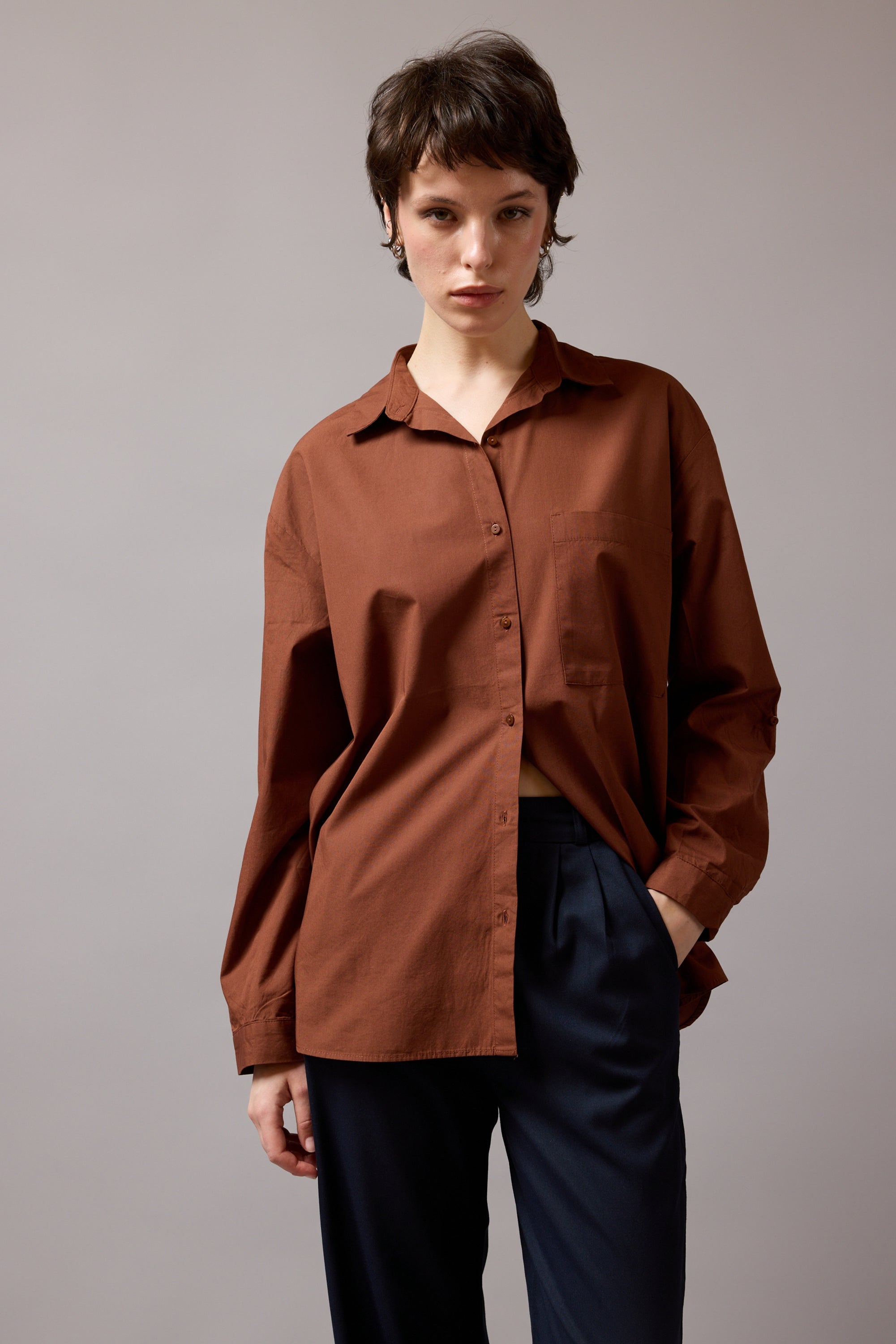 KLASIK YAKA OVERSIZE CEPLI GOMLEK KAHVE
