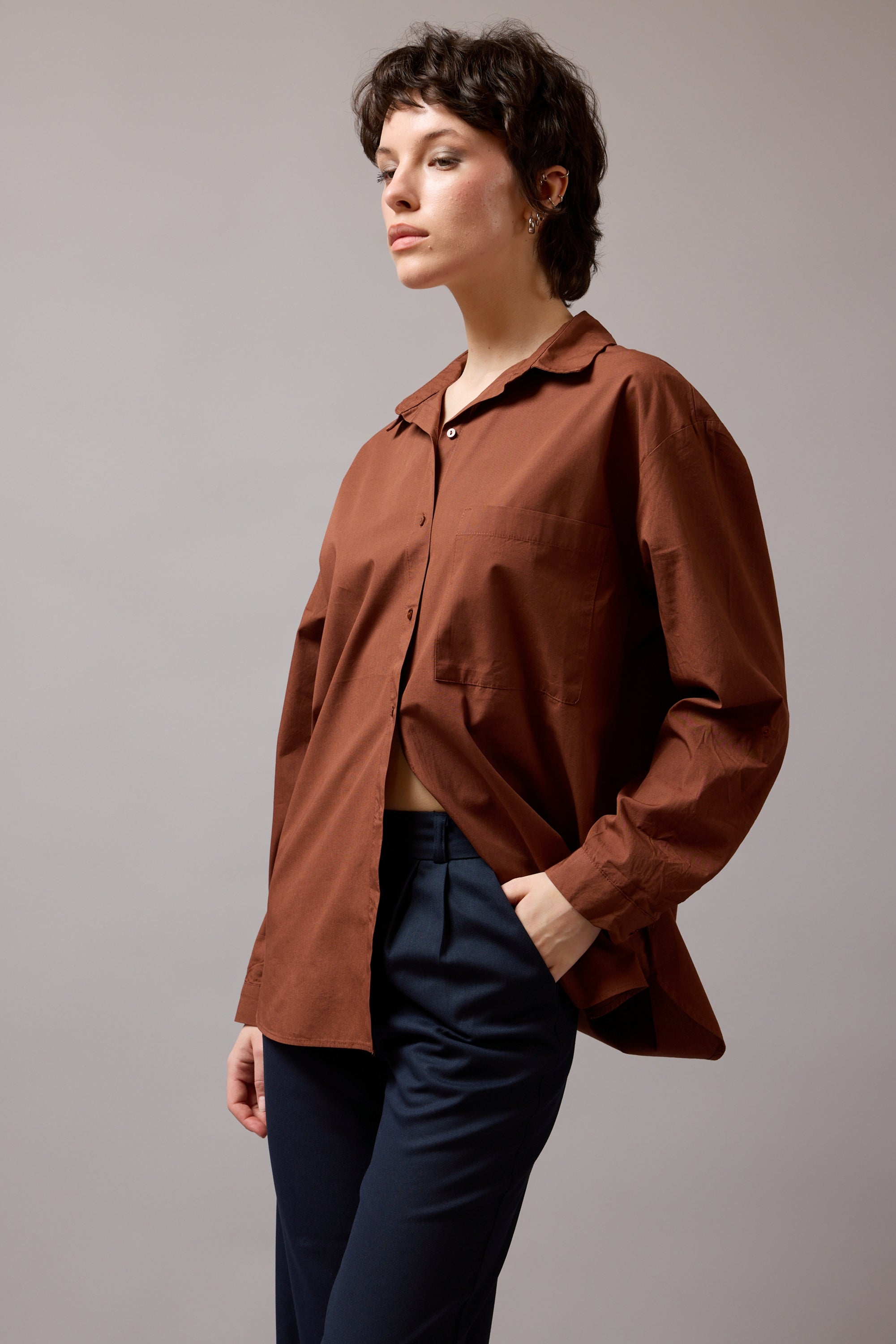 KLASIK YAKA OVERSIZE CEPLI GOMLEK KAHVE