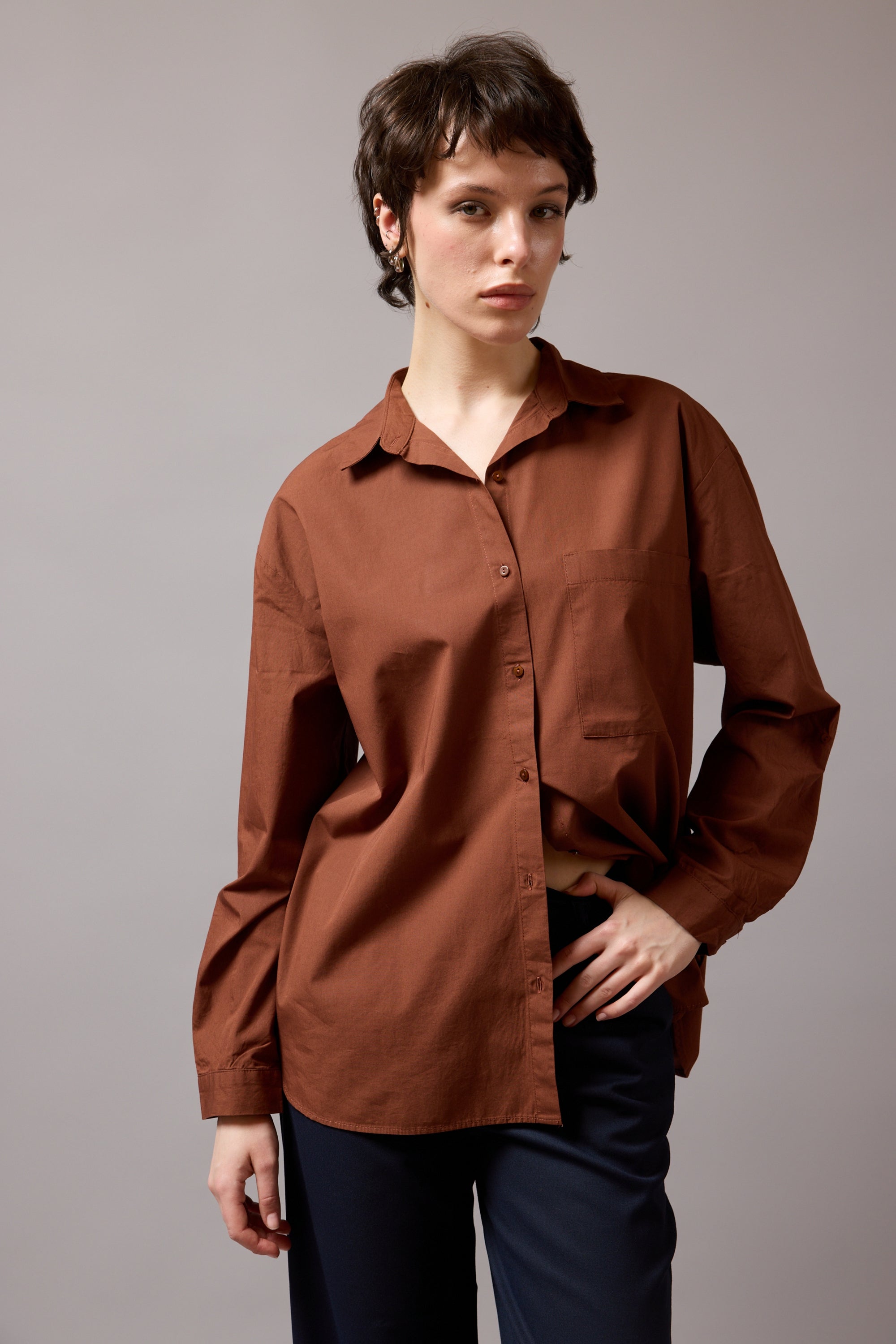 KLASIK YAKA OVERSIZE CEPLI GOMLEK KAHVE