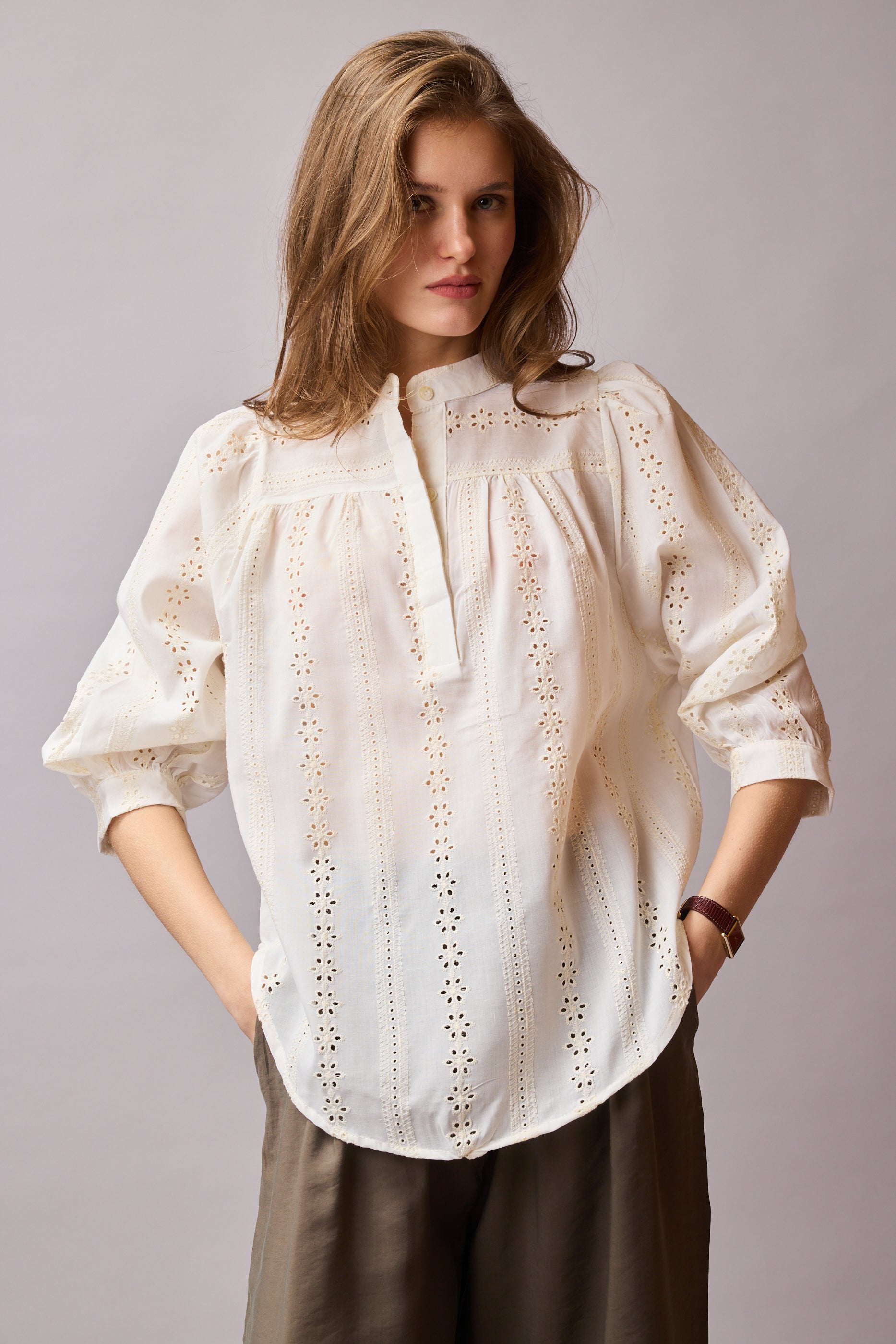 JANE STANDARD COLLAR HOLE HEAT BLOUSE