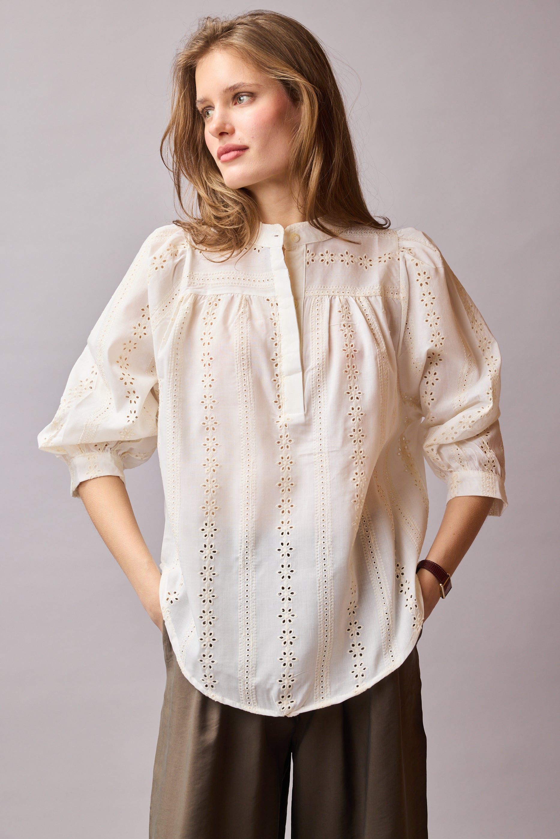 JANE STANDARD COLLAR HOLE HEAT BLOUSE