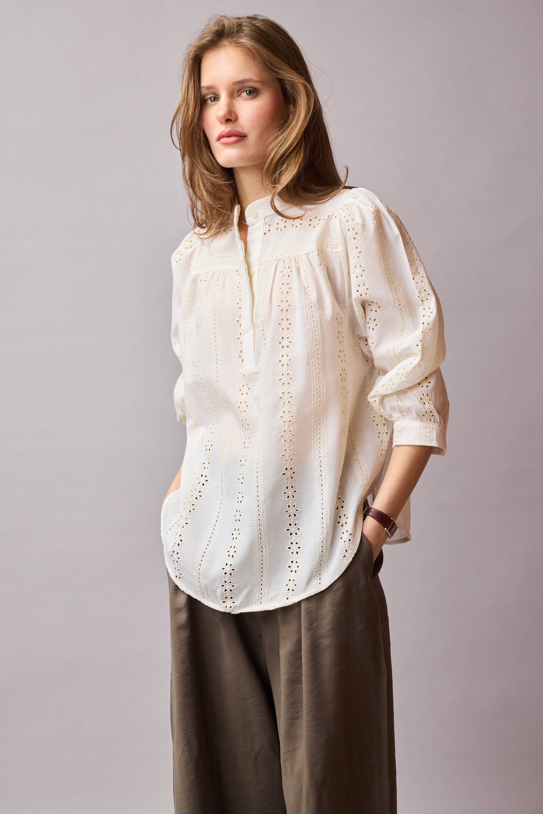 JANE STANDARD COLLAR HOLE HEAT BLOUSE