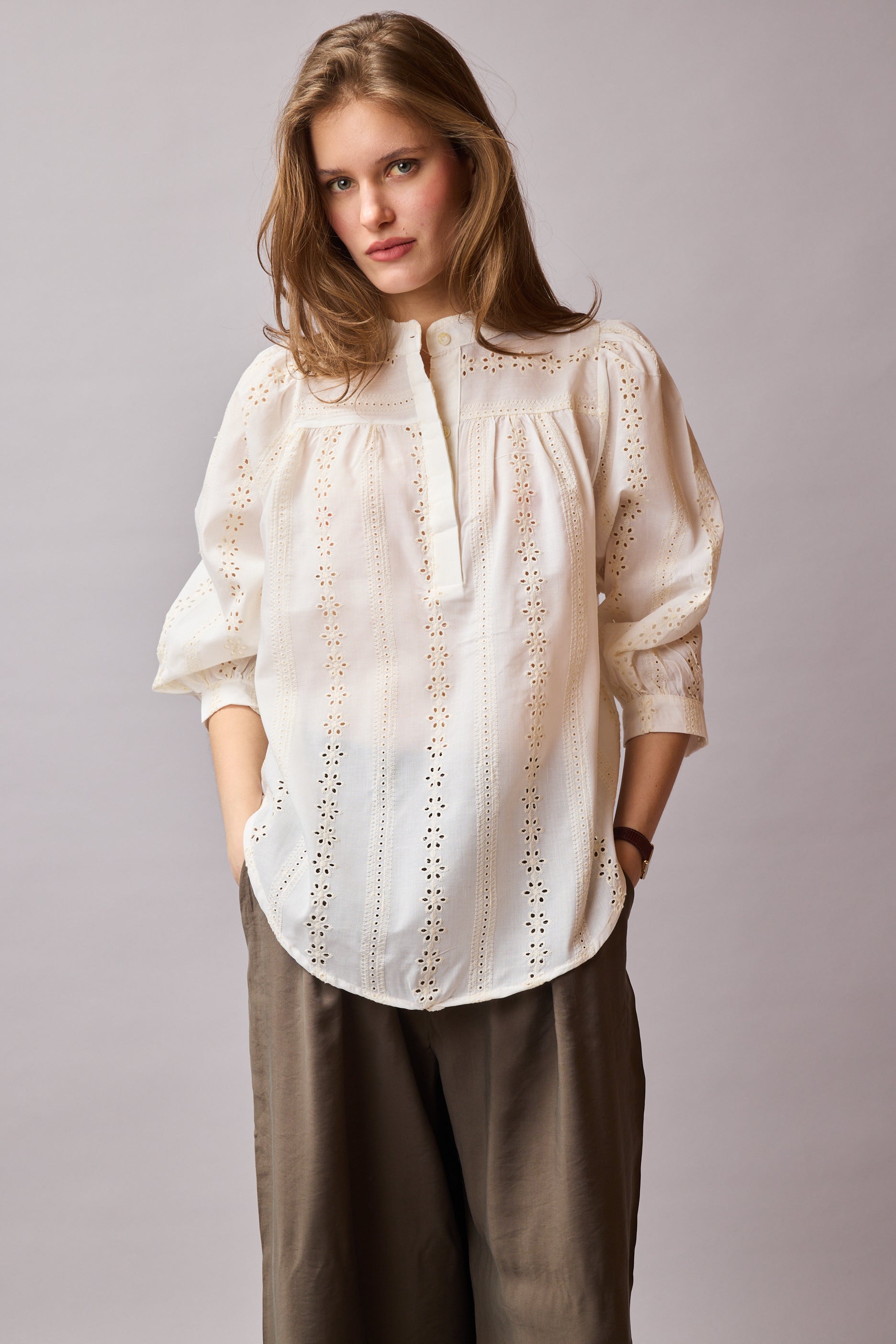JANE STANDARD COLLAR HOLE HEAT BLOUSE