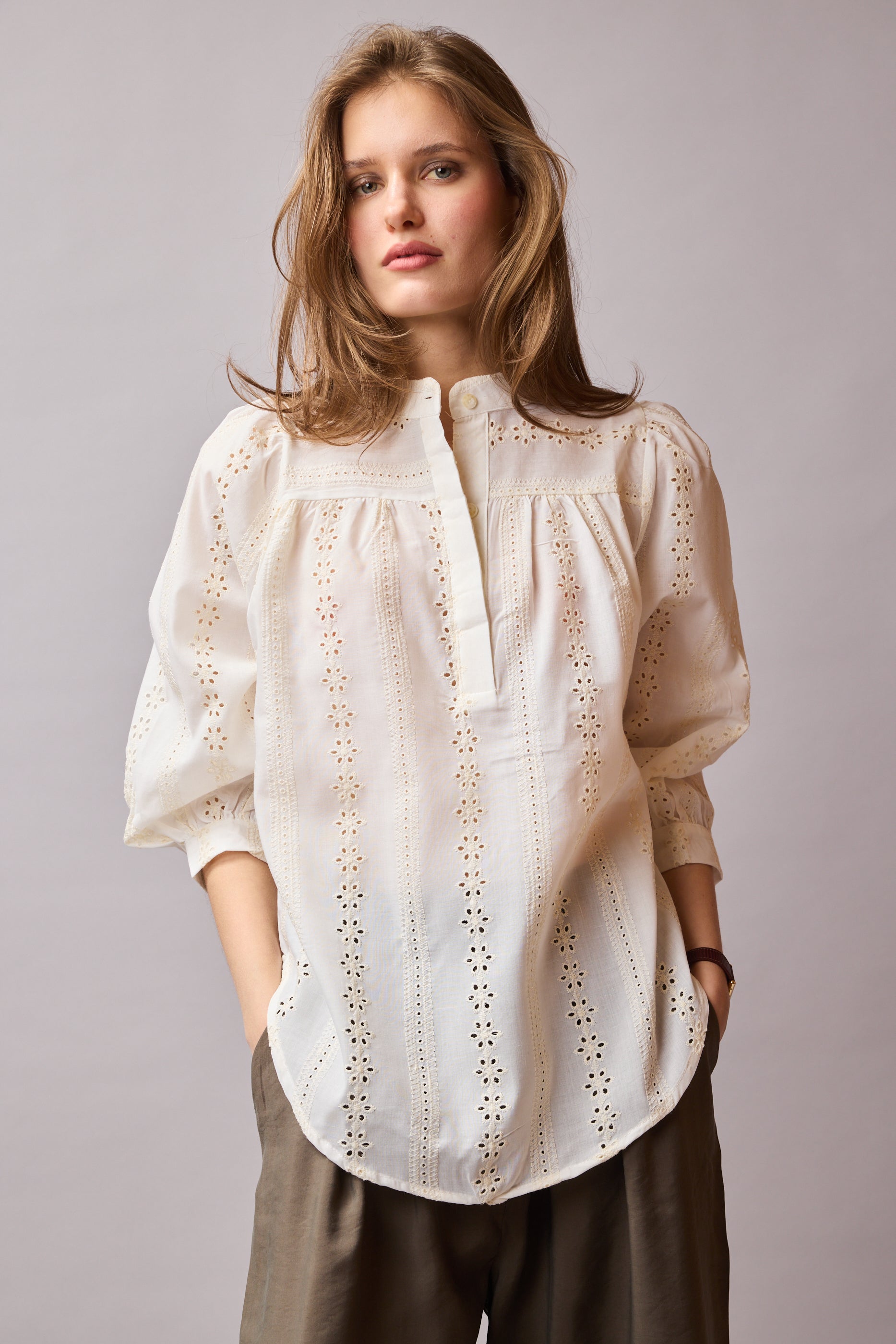 JANE STANDARD COLLAR HOLE HEAT BLOUSE