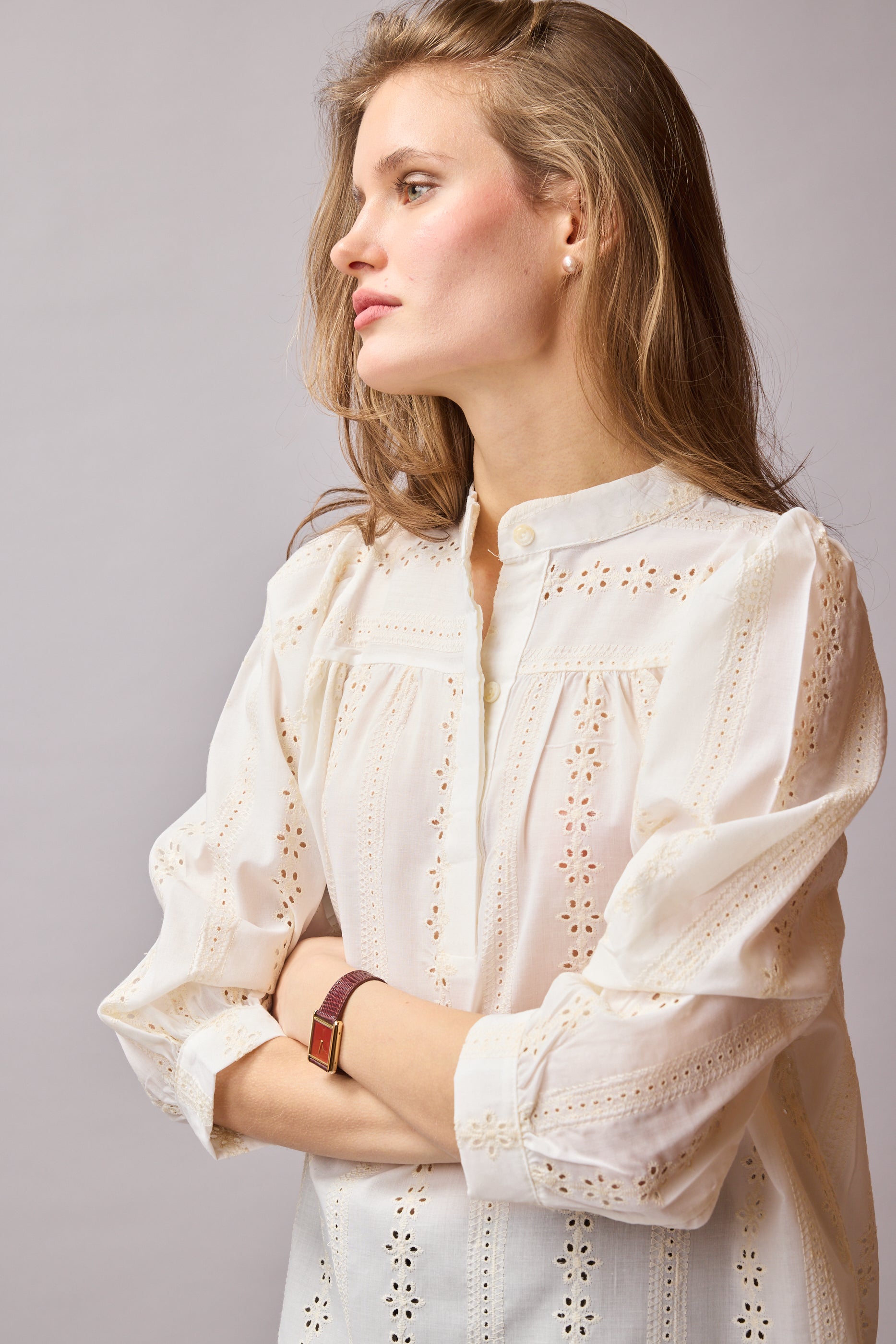 JANE STANDARD COLLAR HOLE HEAT BLOUSE