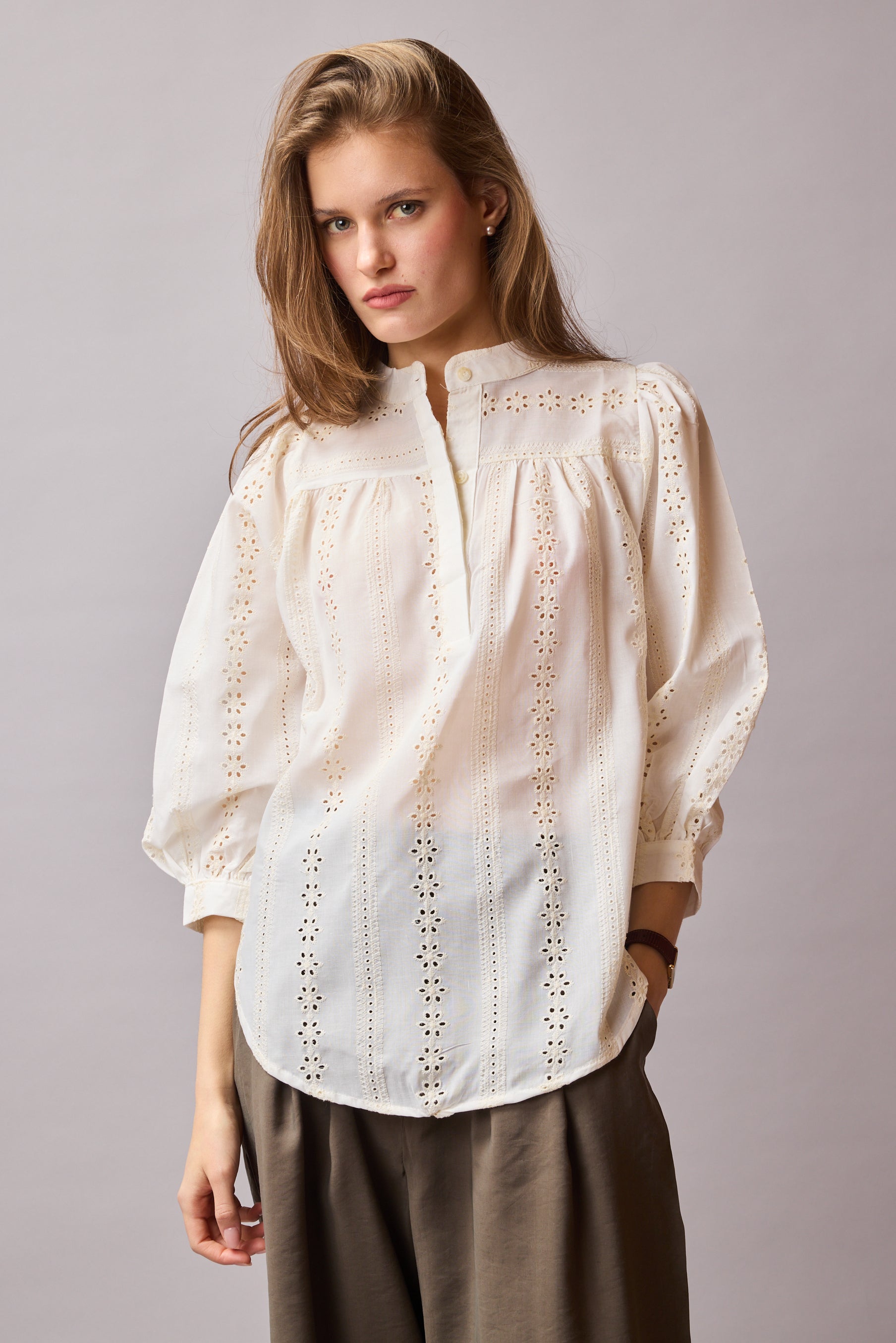 JANE HAKİM YAKA DELİK İŞİ BLUZ