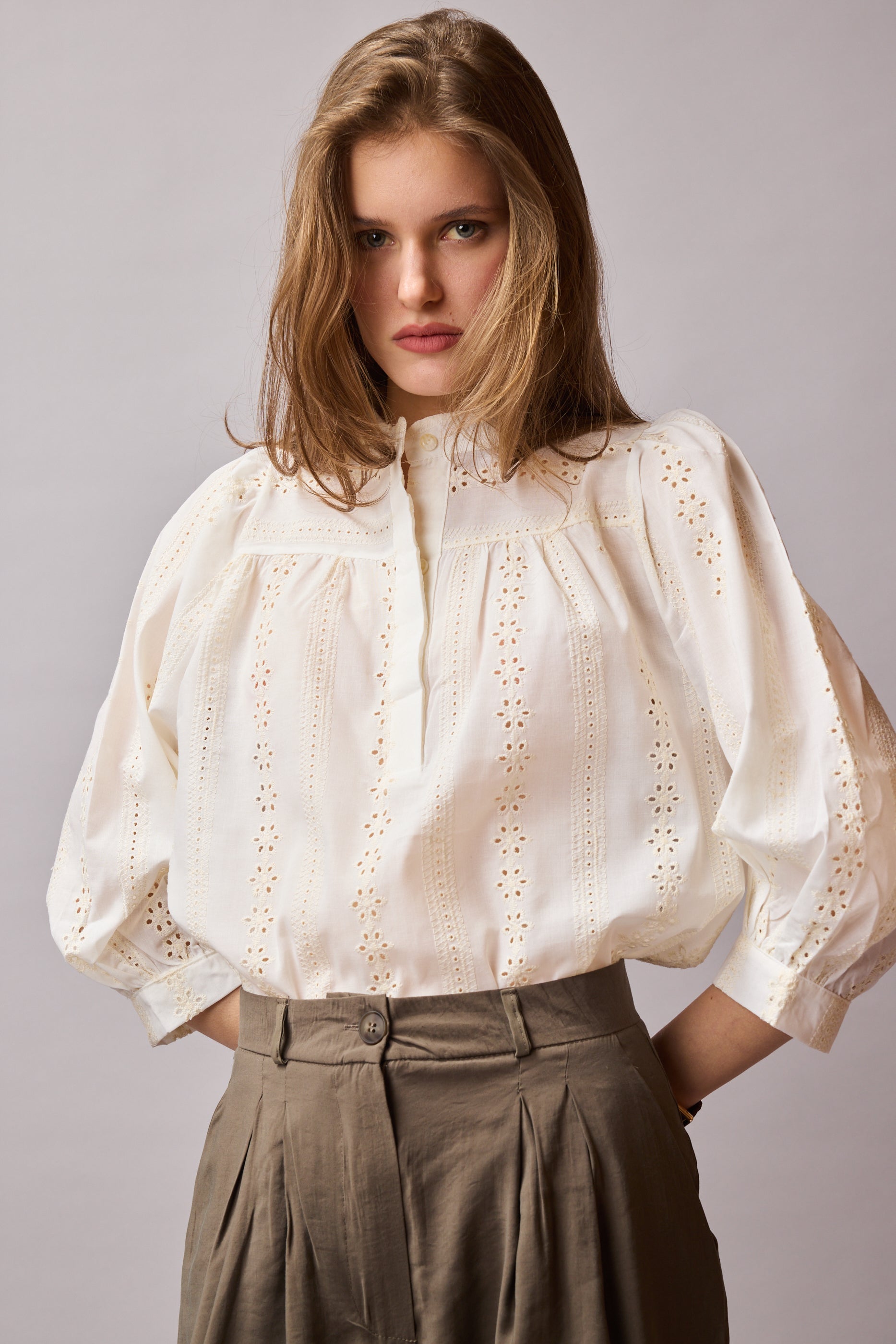 JANE HAKİM YAKA DELİK İŞİ BLUZ