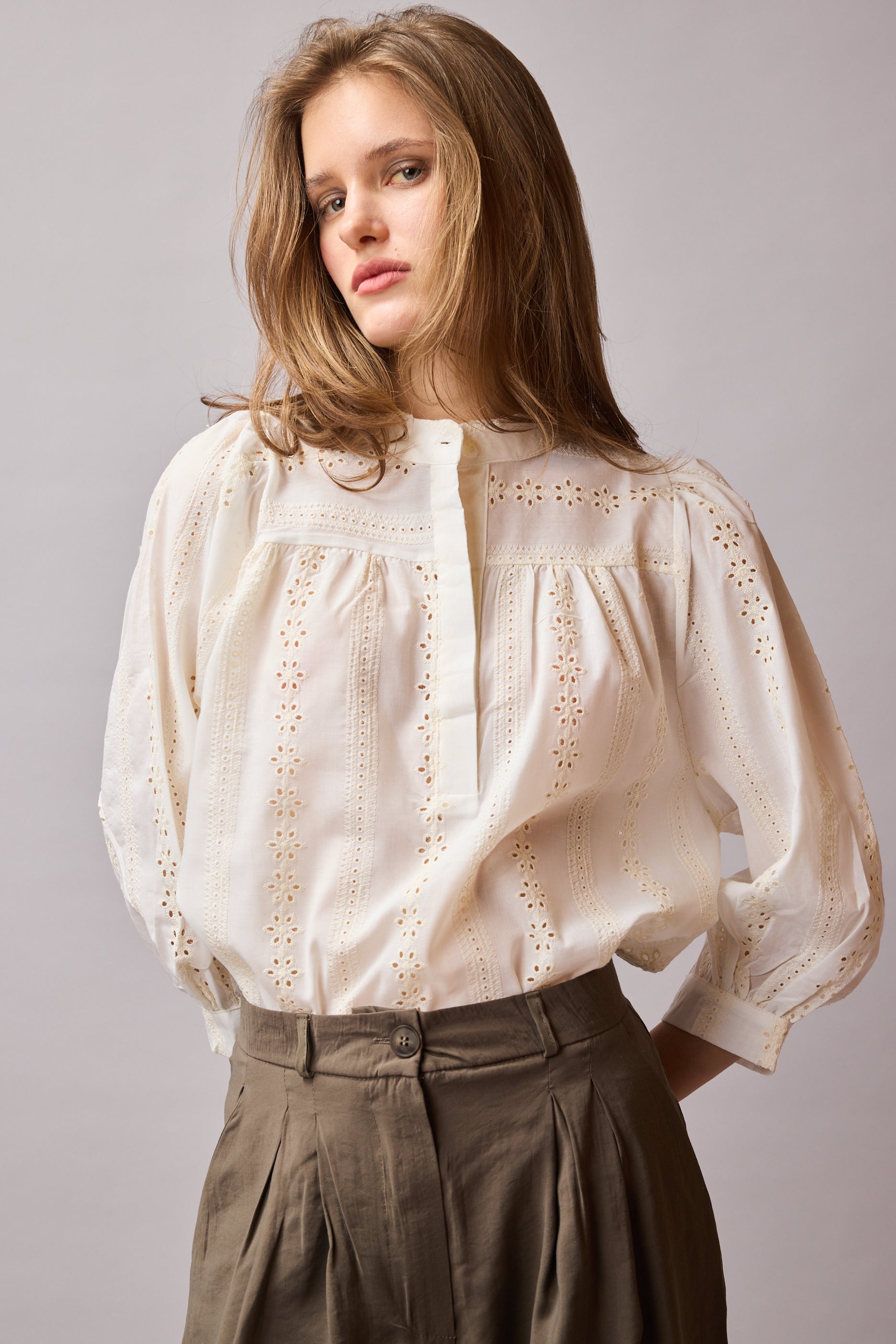 JANE HAKİM YAKA DELİK İŞİ BLUZ