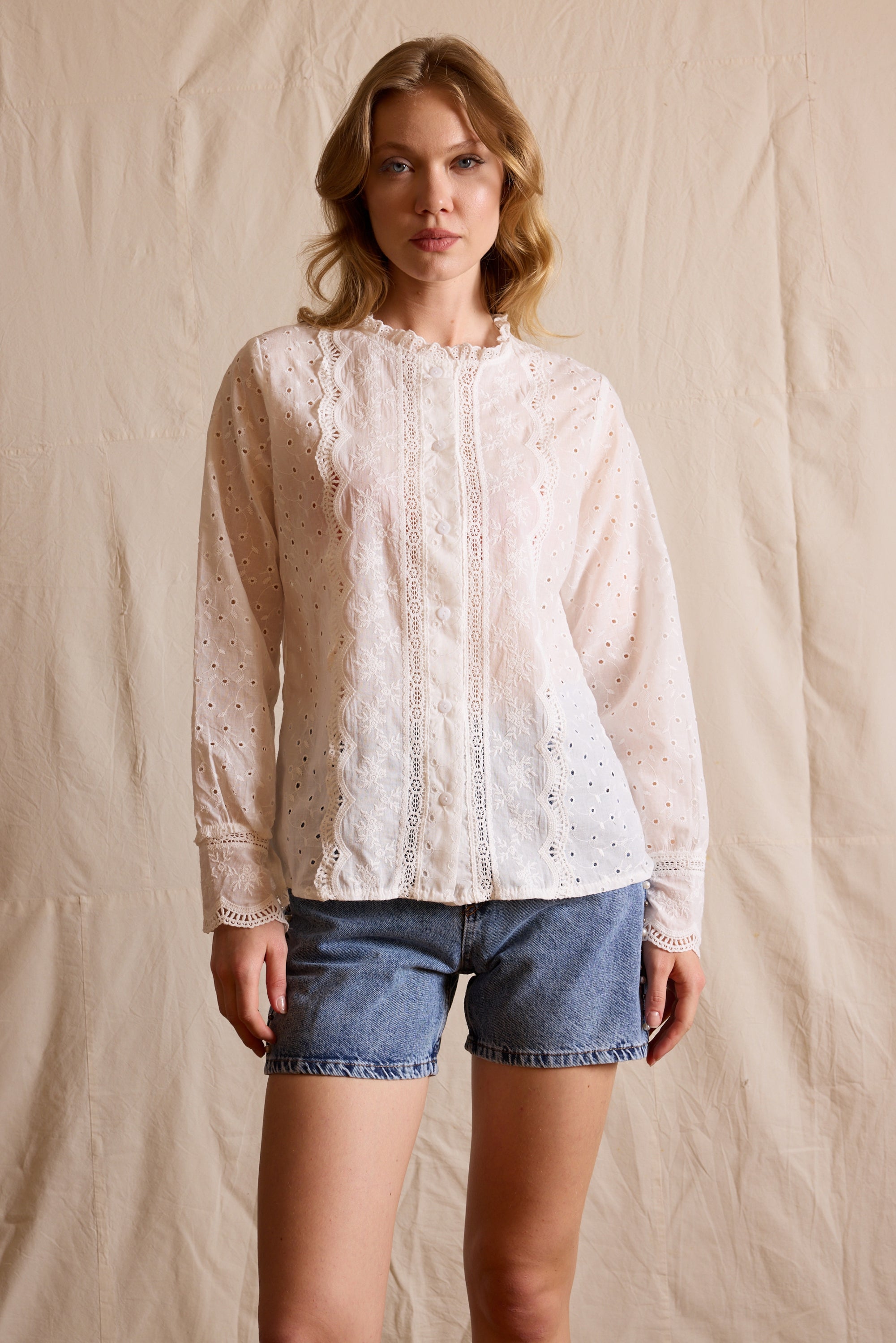 MARIA DANTEL DETAYLI FIRFIRLI PAMUK GOMLEK BEYAZ