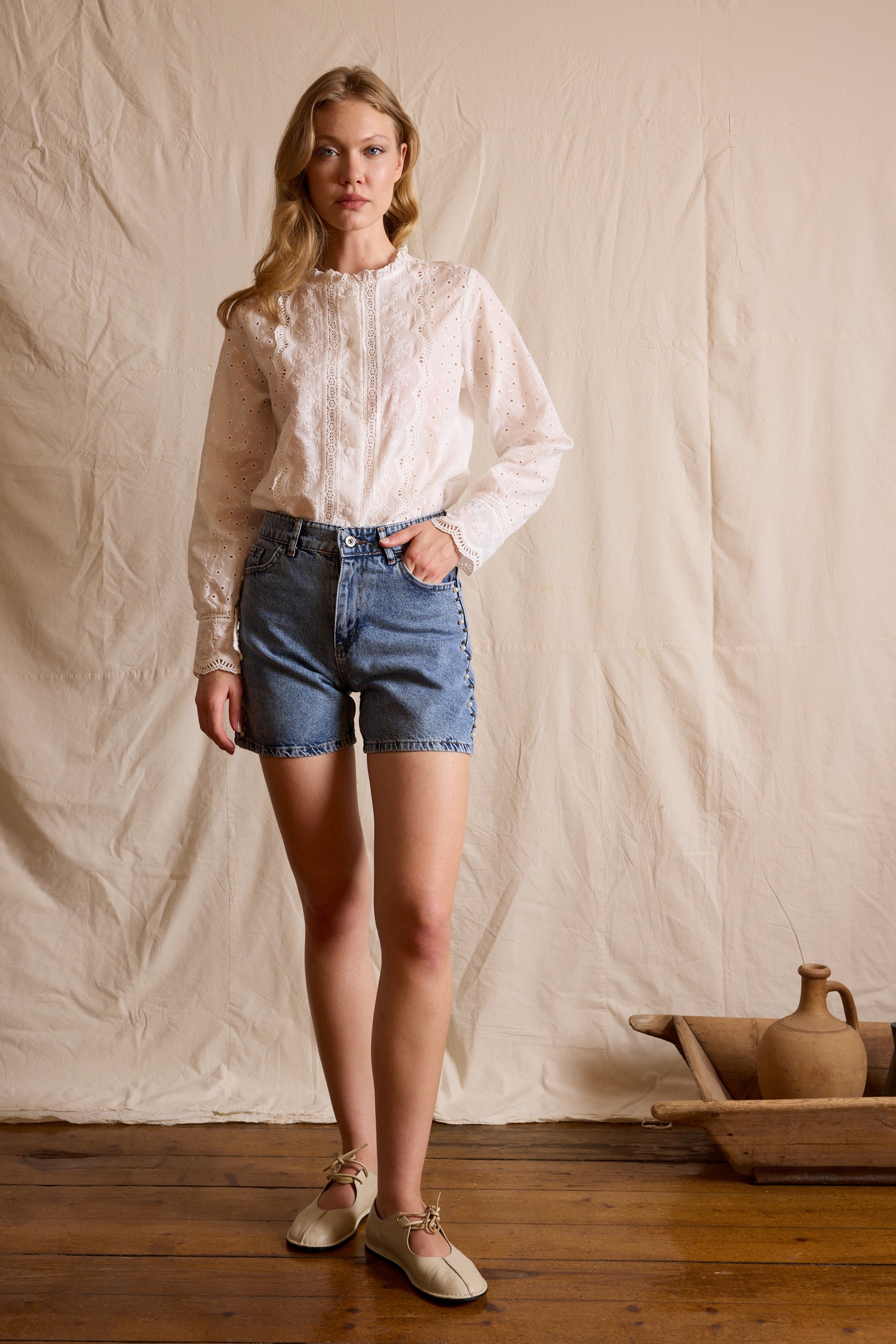 MARIA DANTEL DETAYLI FIRFIRLI PAMUK GOMLEK BEYAZ