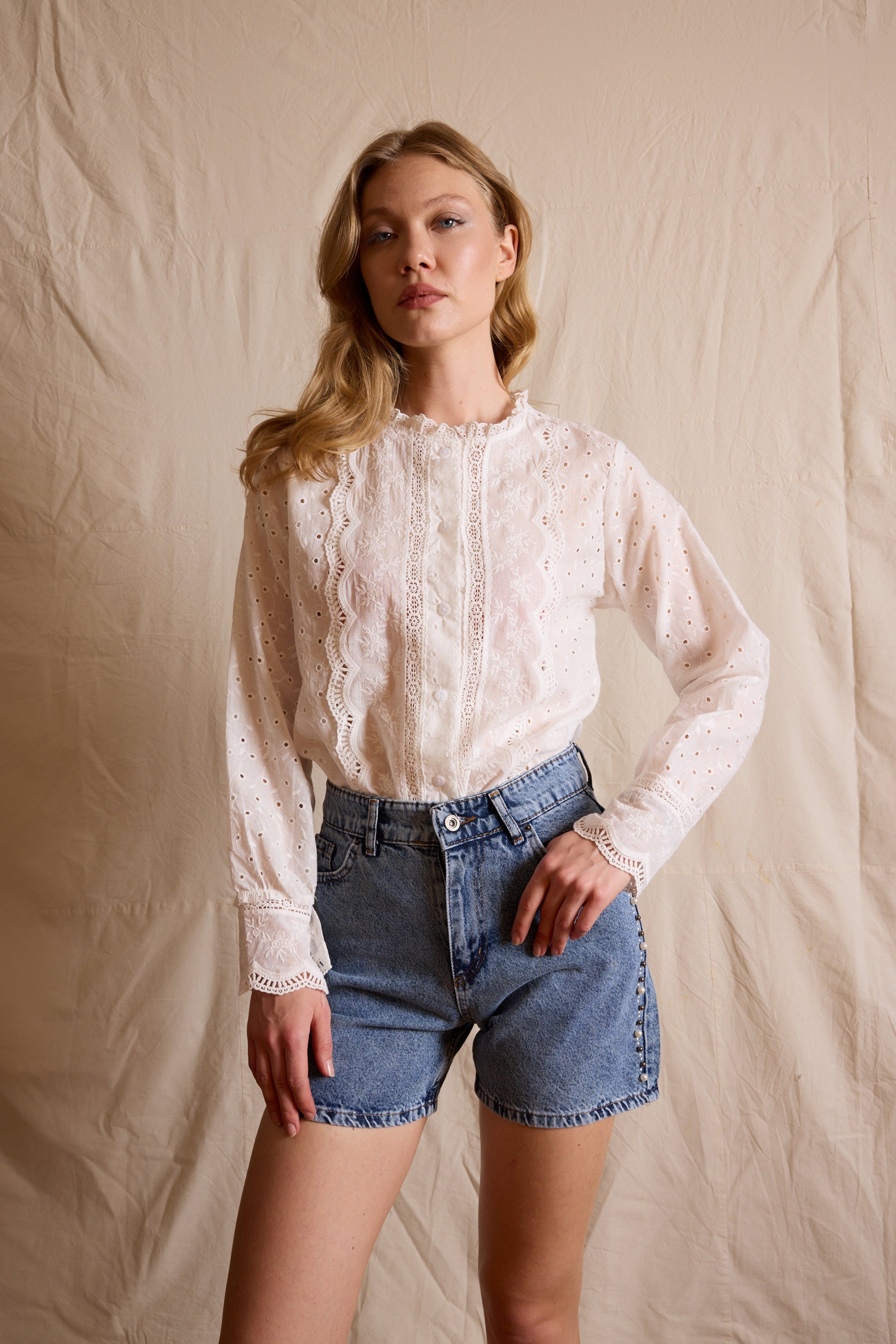 MARIA DANTEL DETAYLI FIRFIRLI PAMUK GOMLEK BEYAZ