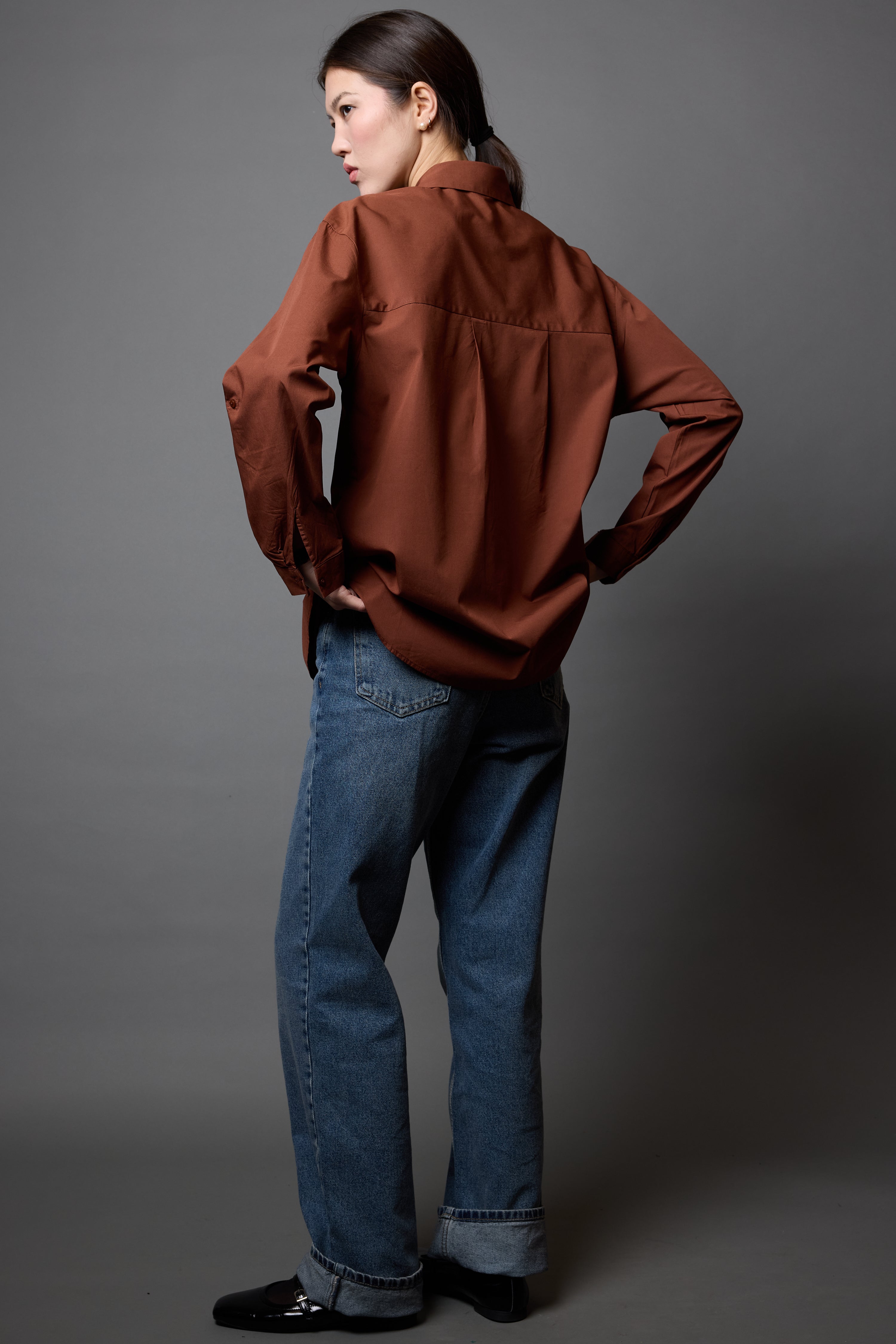KLASIK YAKA OVERSIZE CEPLI GOMLEK KAHVE