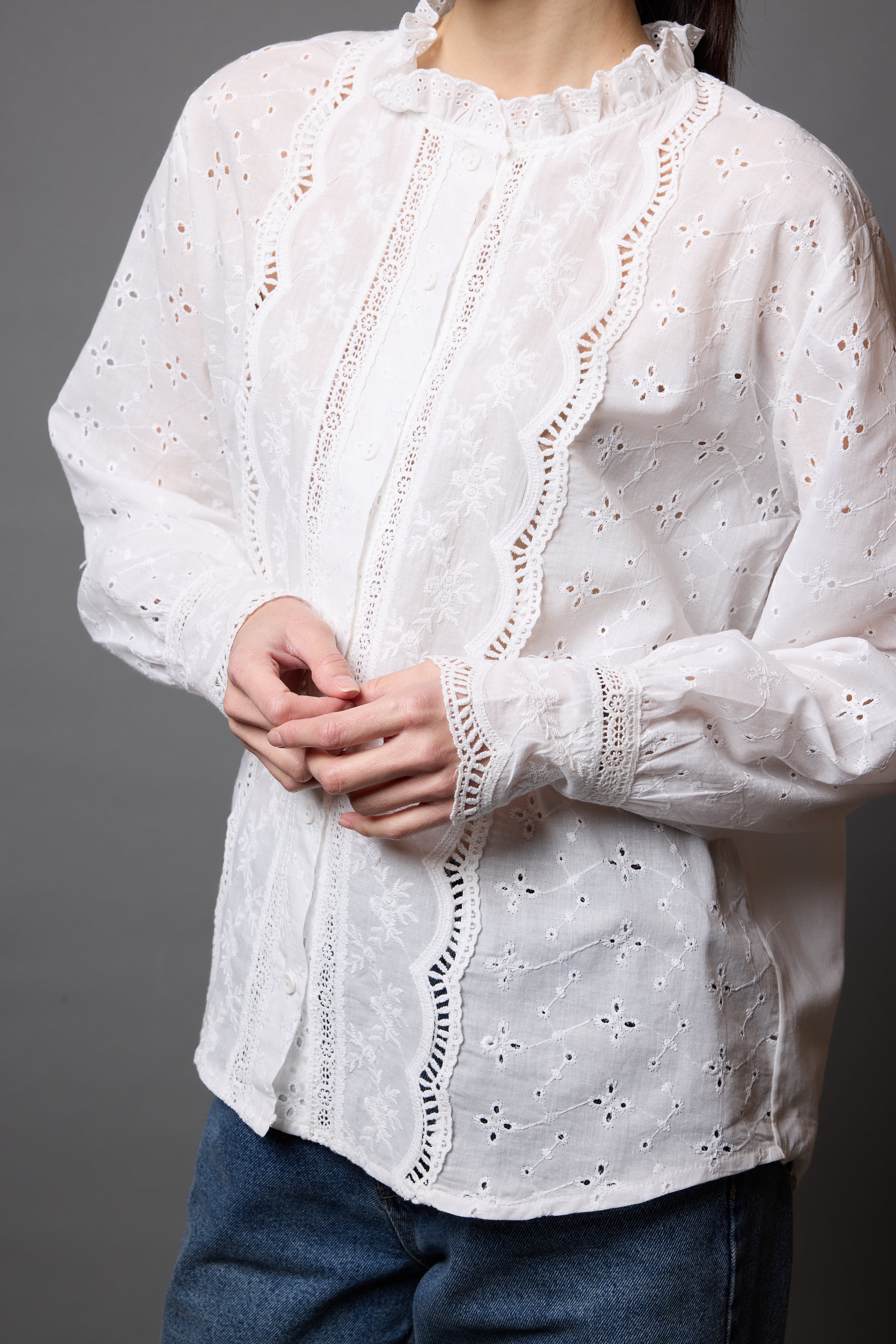 MARIA DANTEL DETAYLI FIRFIRLI PAMUK GOMLEK BEYAZ