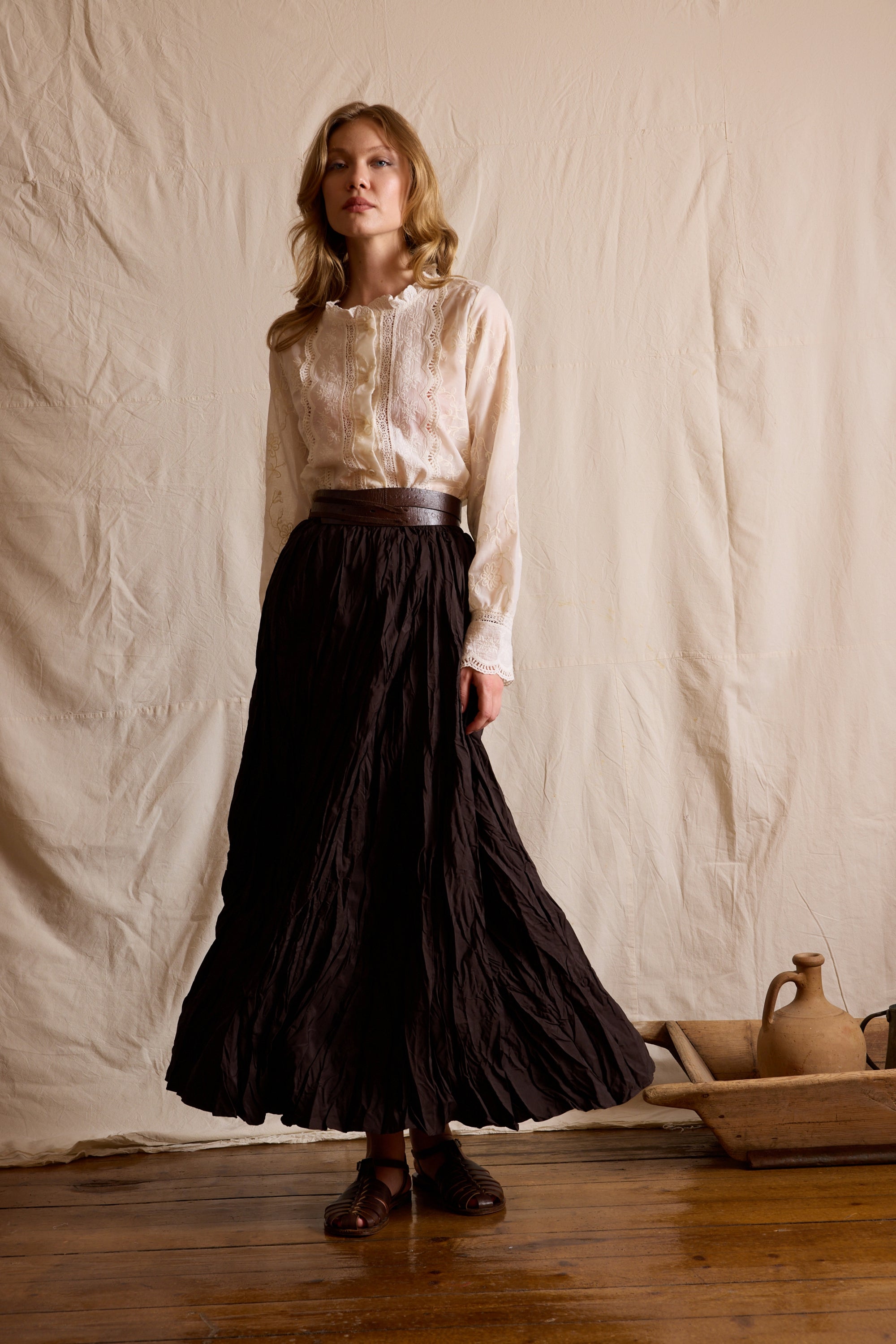 ELASTIK BEL DOKUMLU KIRISIK DOKULU UZUN ETEK KAHVE