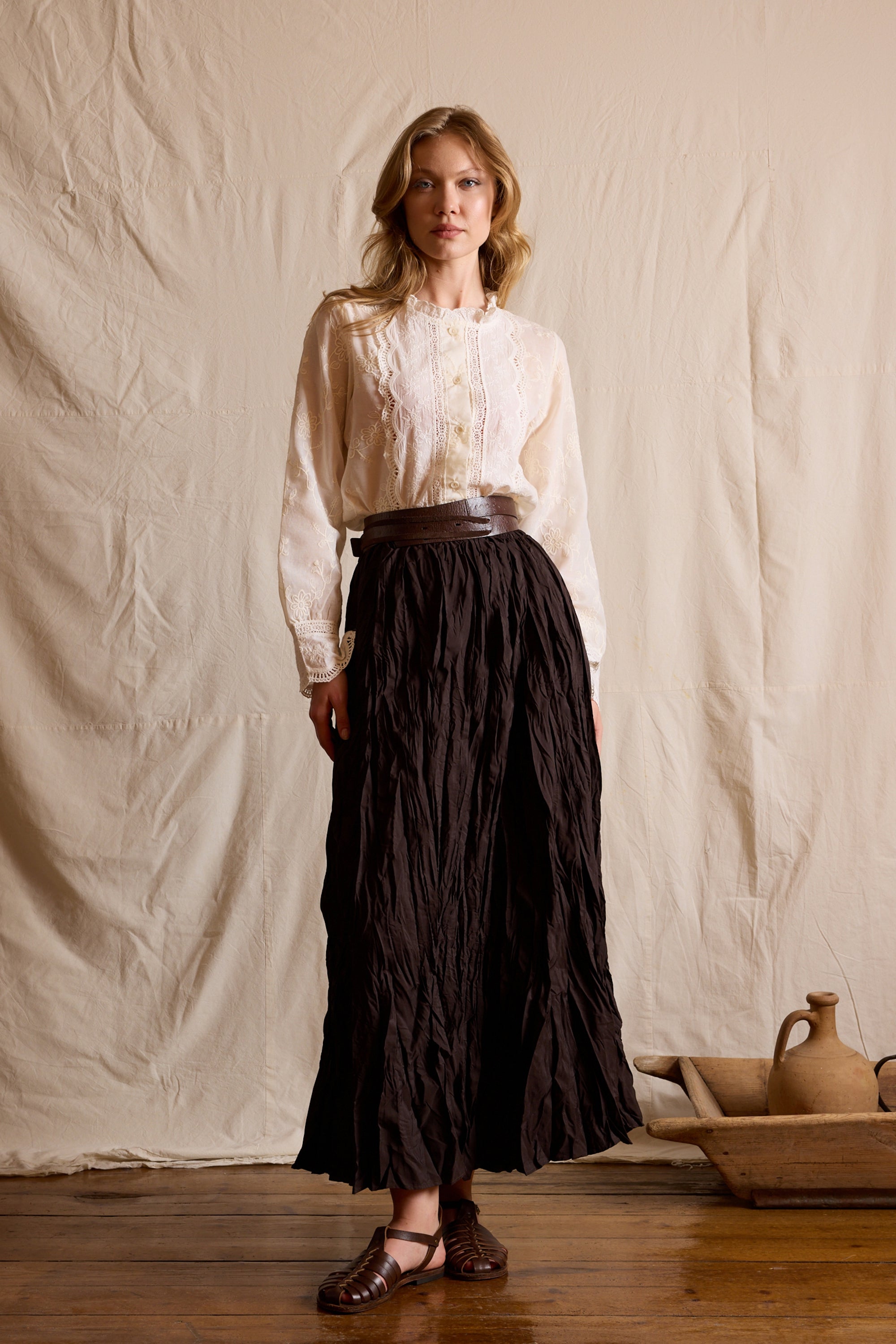 ELASTIK BEL DOKUMLU KIRISIK DOKULU UZUN ETEK KAHVE