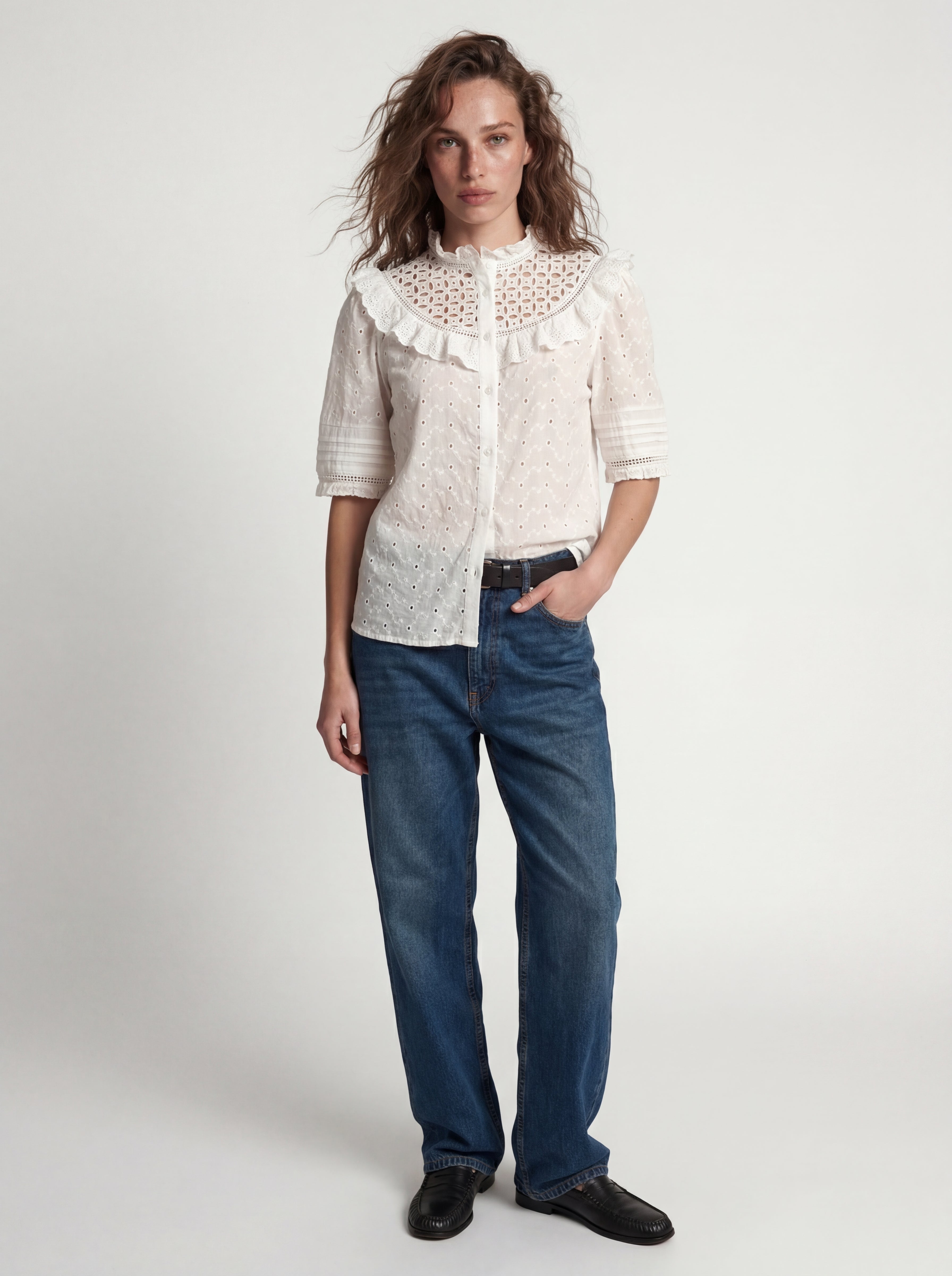 ANNA KARINA NAKISLI DELIK ISI GOMLEK