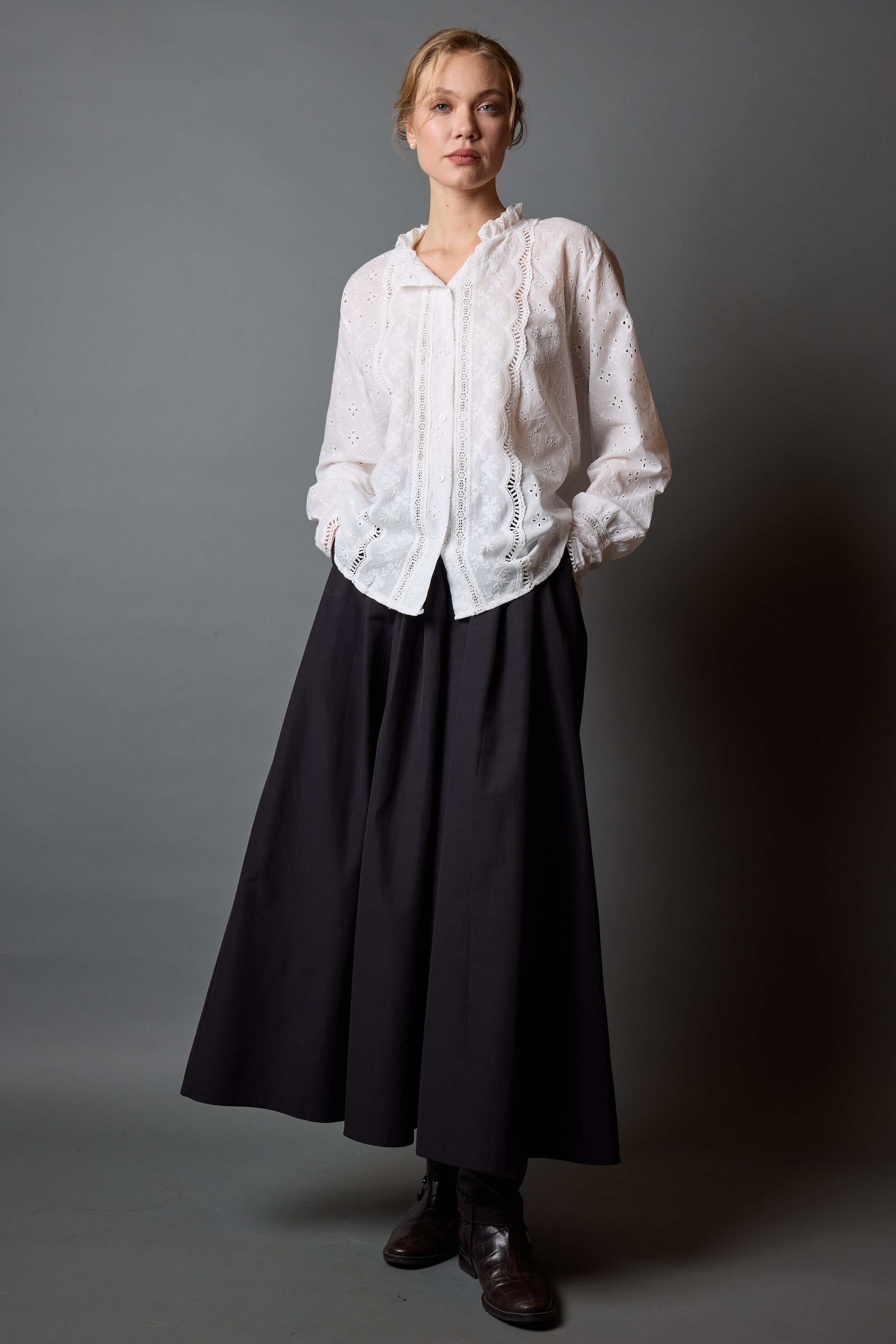 MARIA DANTEL DETAYLI FIRFIRLI PAMUK GOMLEK BEYAZ