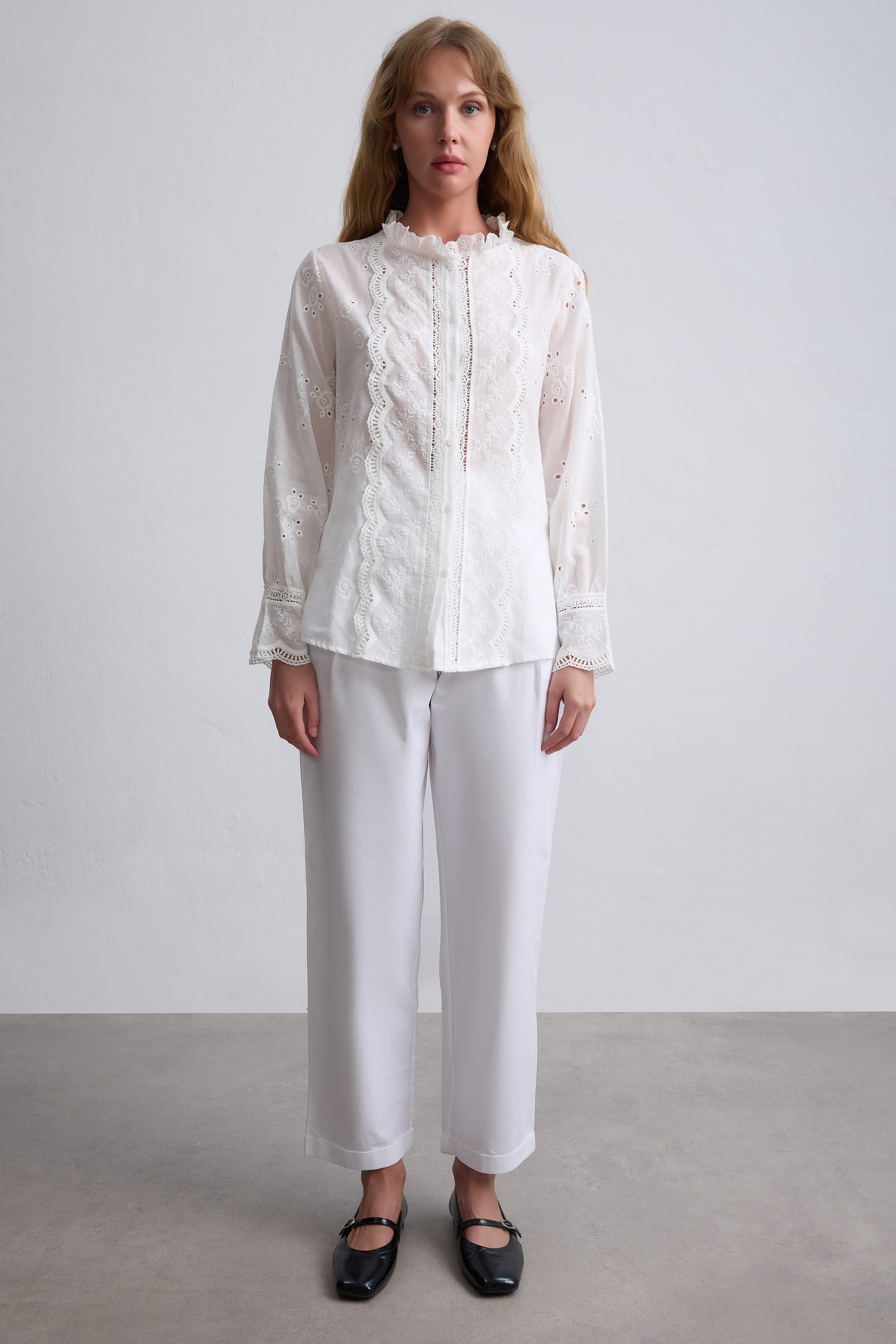 MARIA DANTEL DETAYLI FIRFIRLI PAMUK GOMLEK BEYAZ