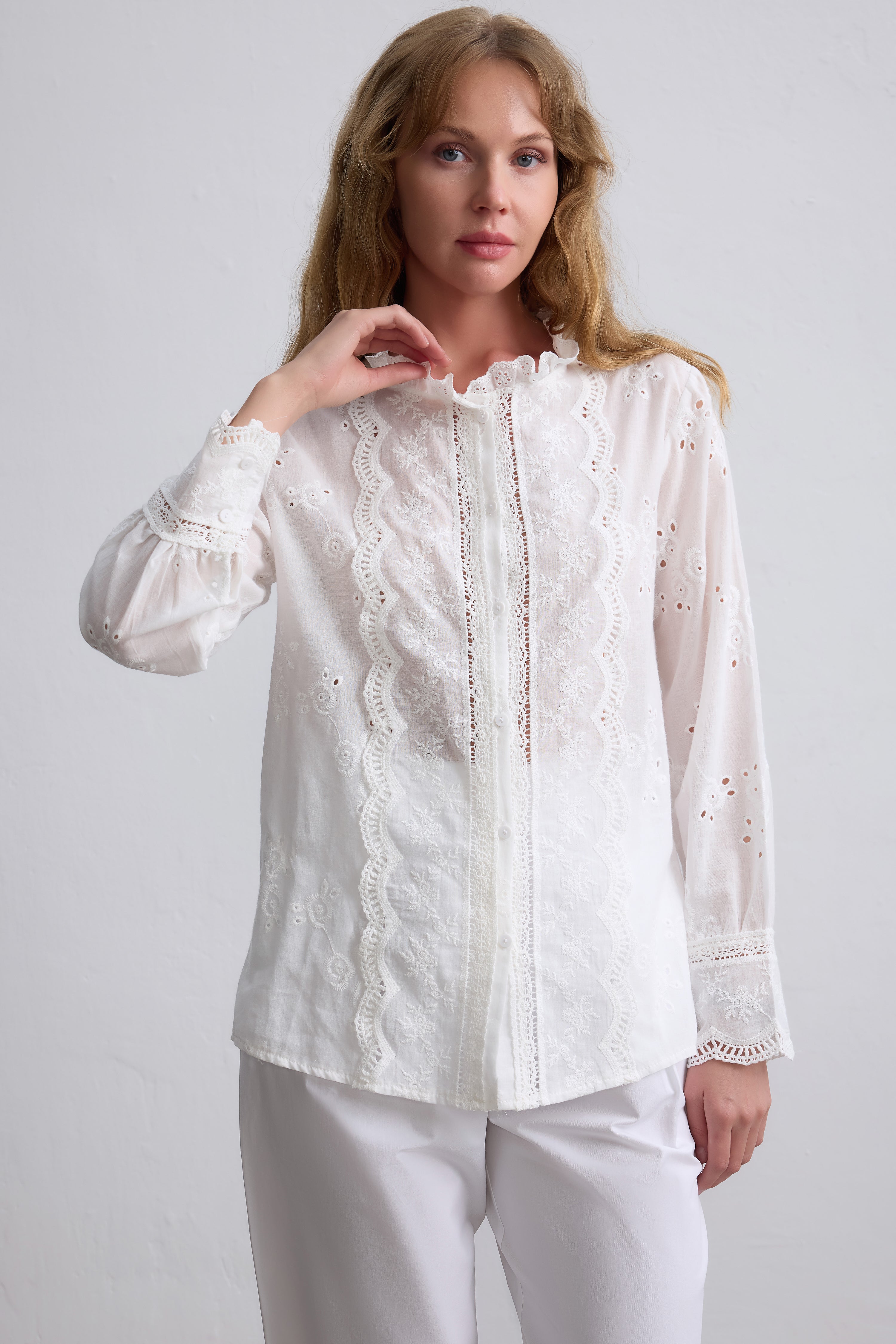 MARIA DANTEL DETAYLI FIRFIRLI PAMUK GOMLEK BEYAZ