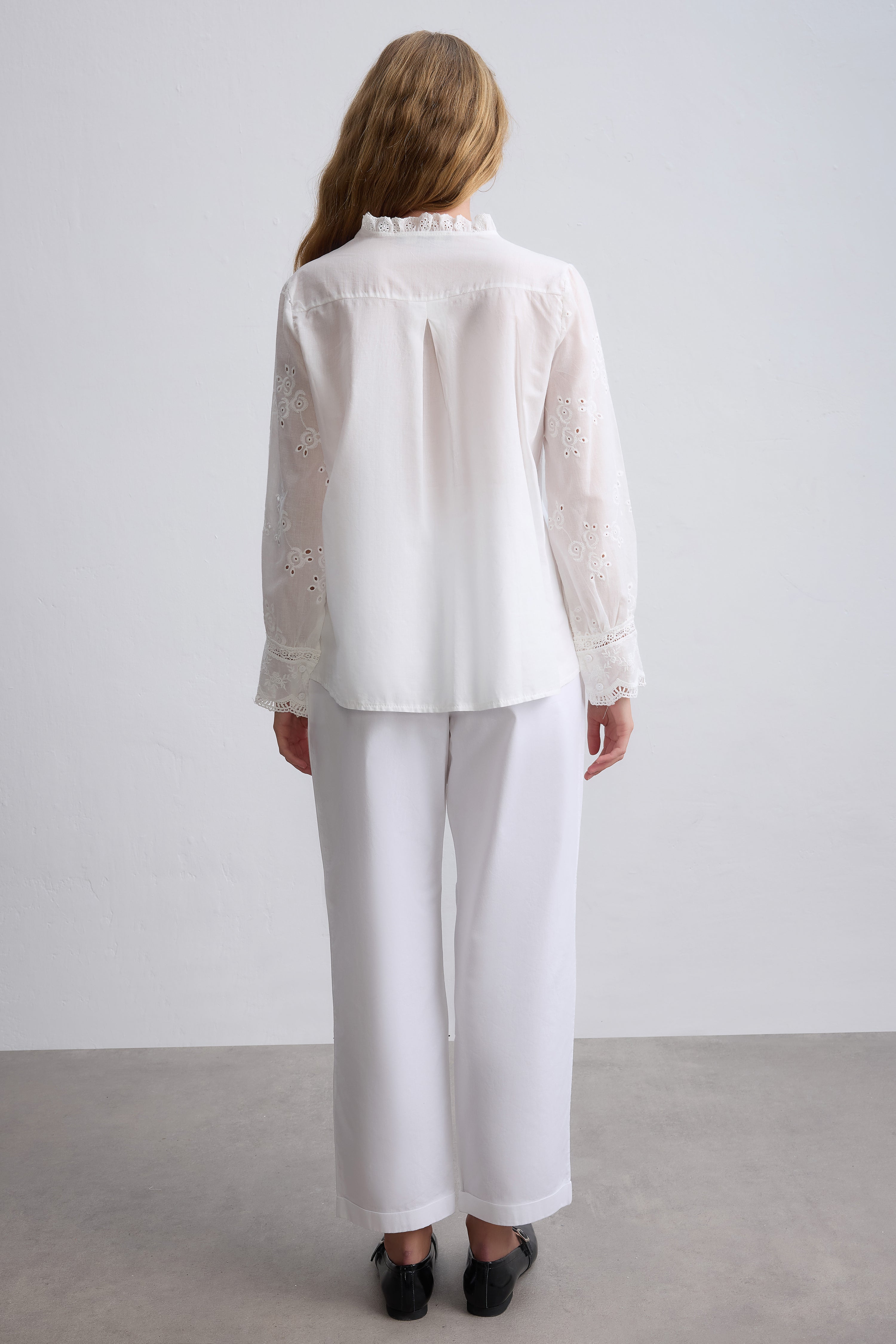 MARIA DANTEL DETAYLI FIRFIRLI PAMUK GOMLEK BEYAZ